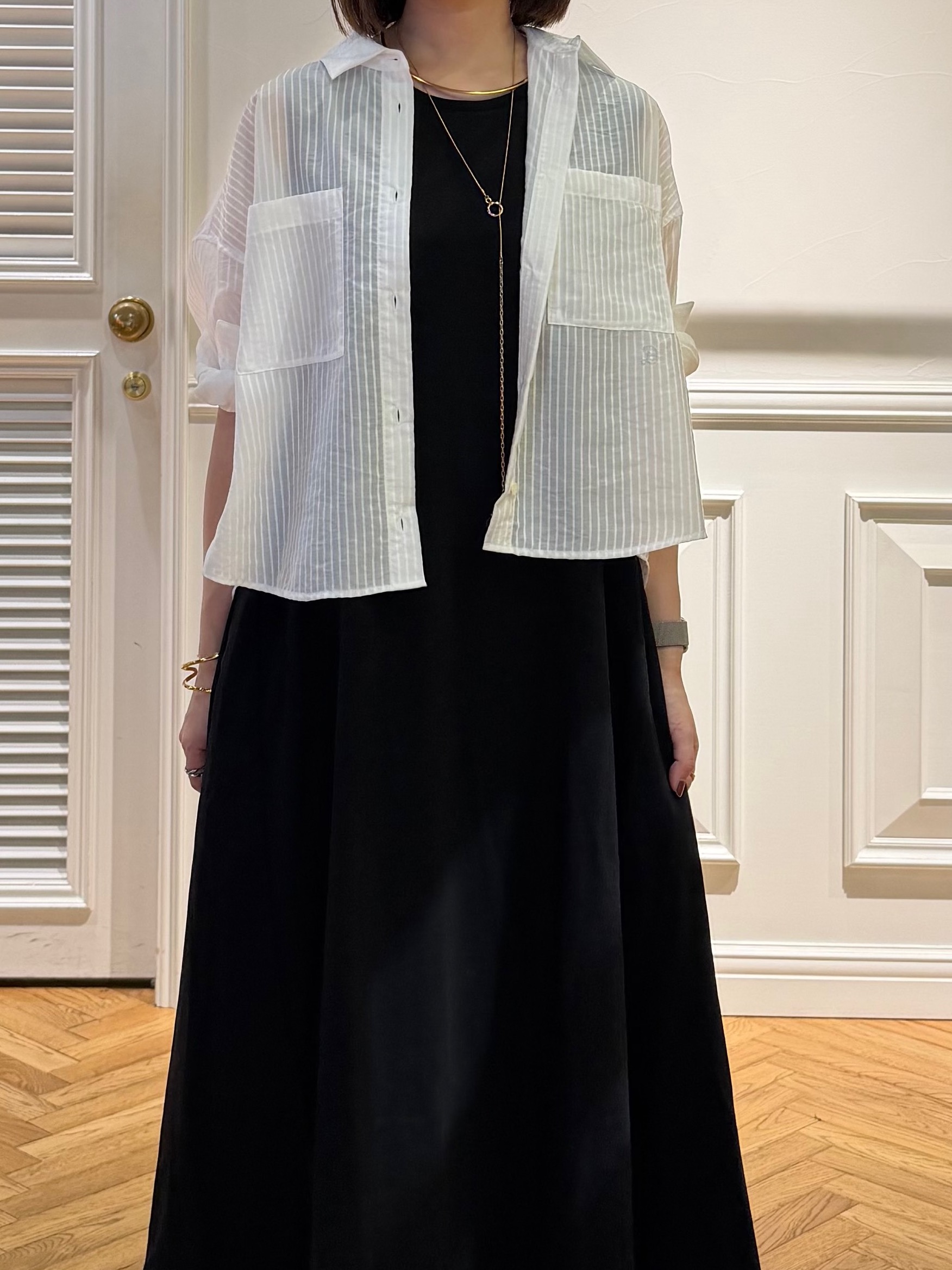 つじ まこさんの「DRESSTERIOR｜◆シアーストライプクロップドシャツ」を使ったコーディネート