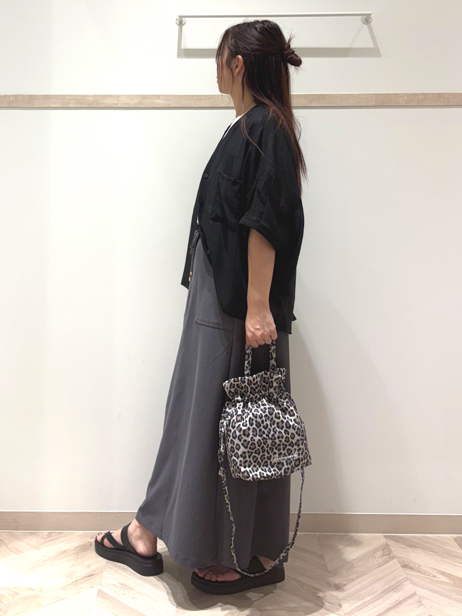 nanaさんの「SHOO･LA･RUE｜【洗濯機可/選べる6色】程よいシアー感が涼し気 ゆったりワッシャードルマンブラウス」を使ったコーディネート