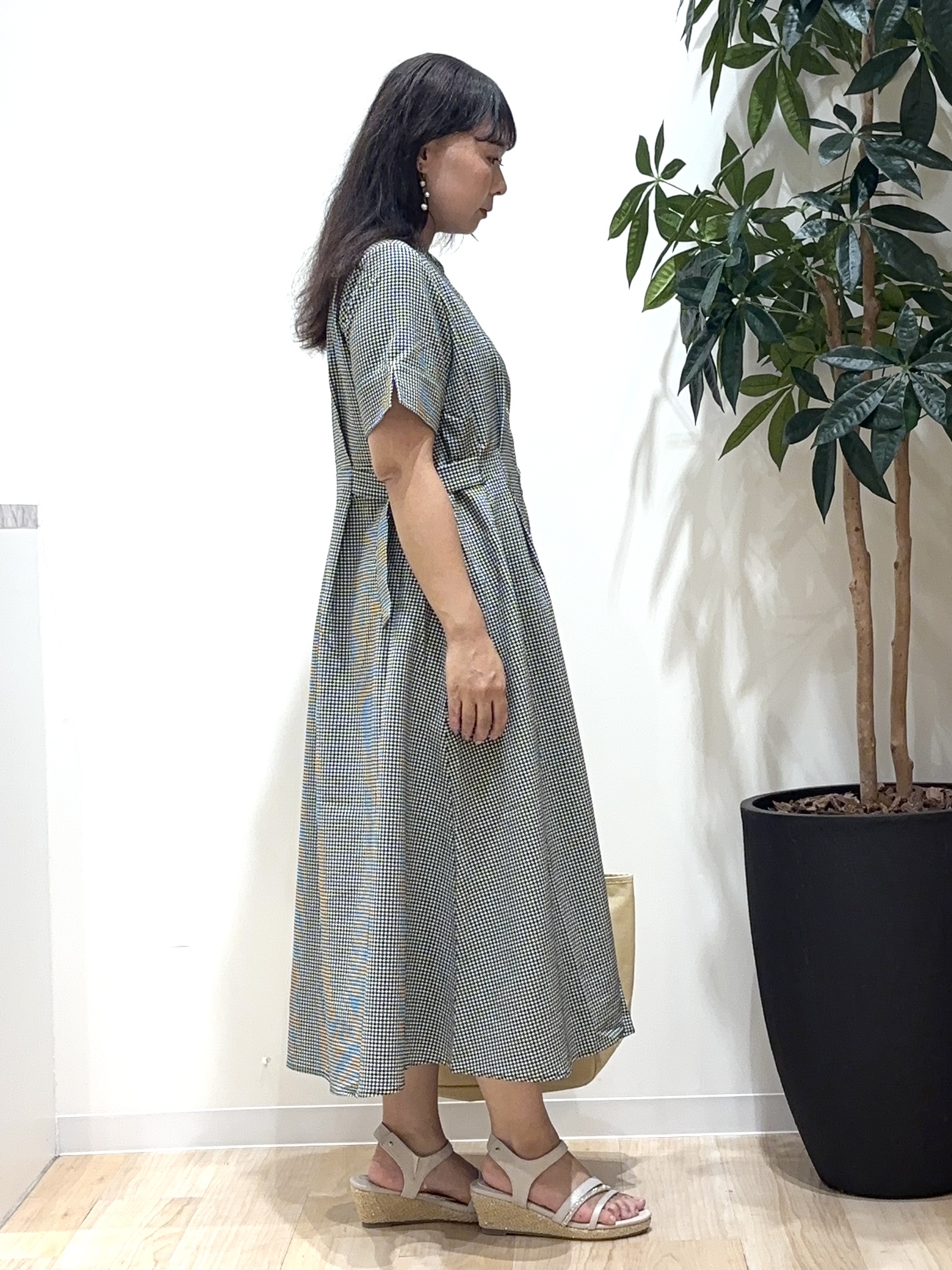 miraiさんの「grove｜【低身長さんも選べる着丈/UV・シワになりにくいetc】涼やかさも、きちんとも叶うワンピース」を使ったコーディネート