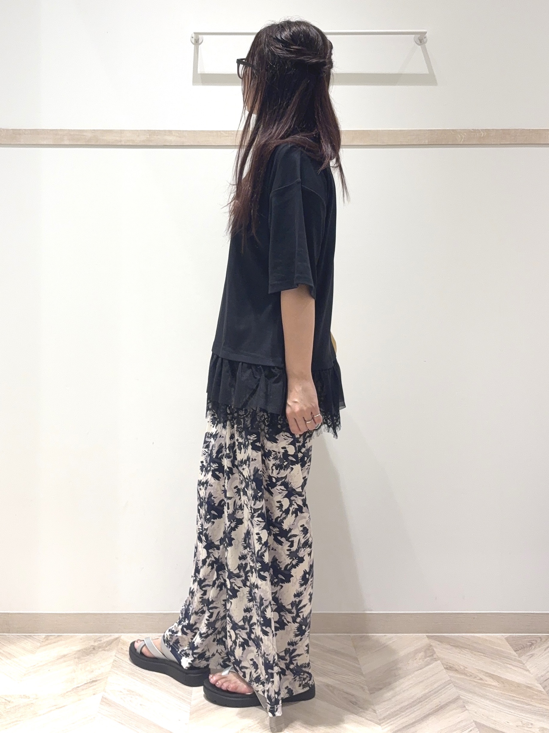 nanaさんの「SHOO･LA･RUE｜【UV/抗菌防臭/S-LL】1枚でサマ見え 裾レースTシャツ」を使ったコーディネート