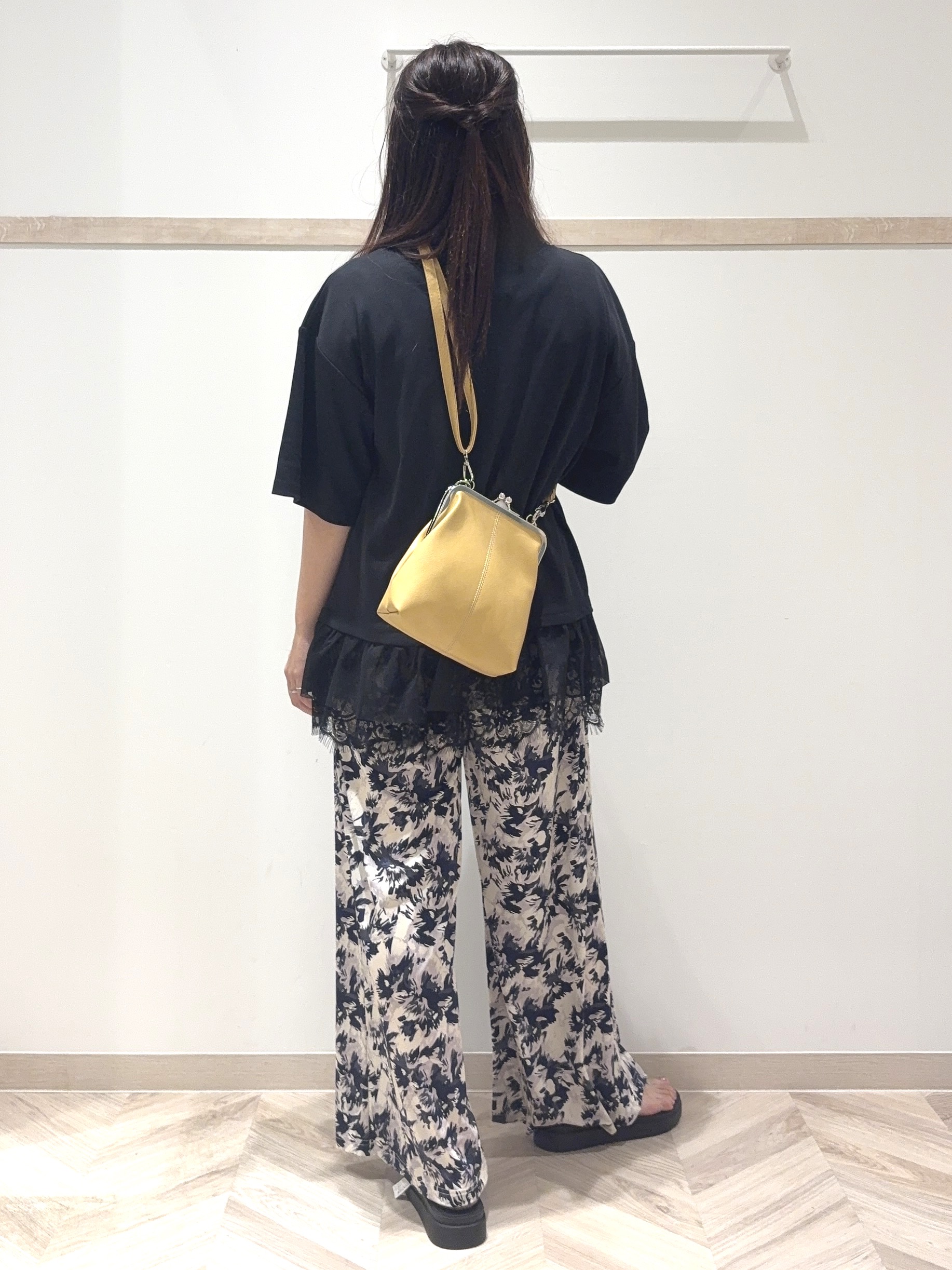 nanaさんの「SHOO･LA･RUE｜【UV/抗菌防臭/S-LL】1枚でサマ見え 裾レースTシャツ」を使ったコーディネート