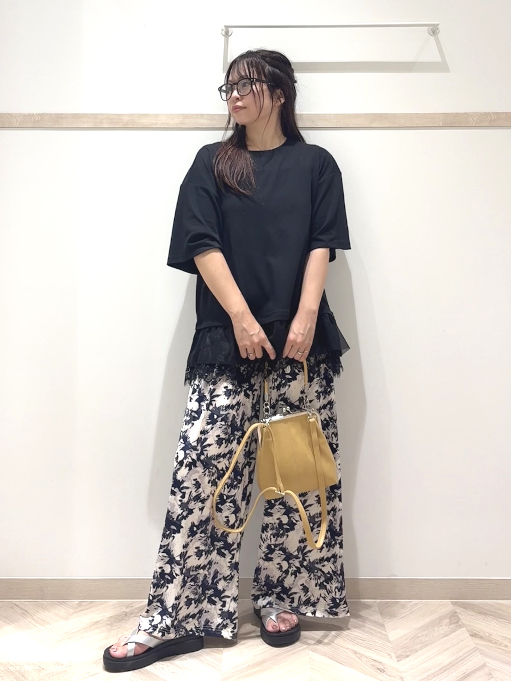 nanaさんの「SHOO･LA･RUE｜【UV/抗菌防臭/S-LL】1枚でサマ見え 裾レースTシャツ」を使ったコーディネート