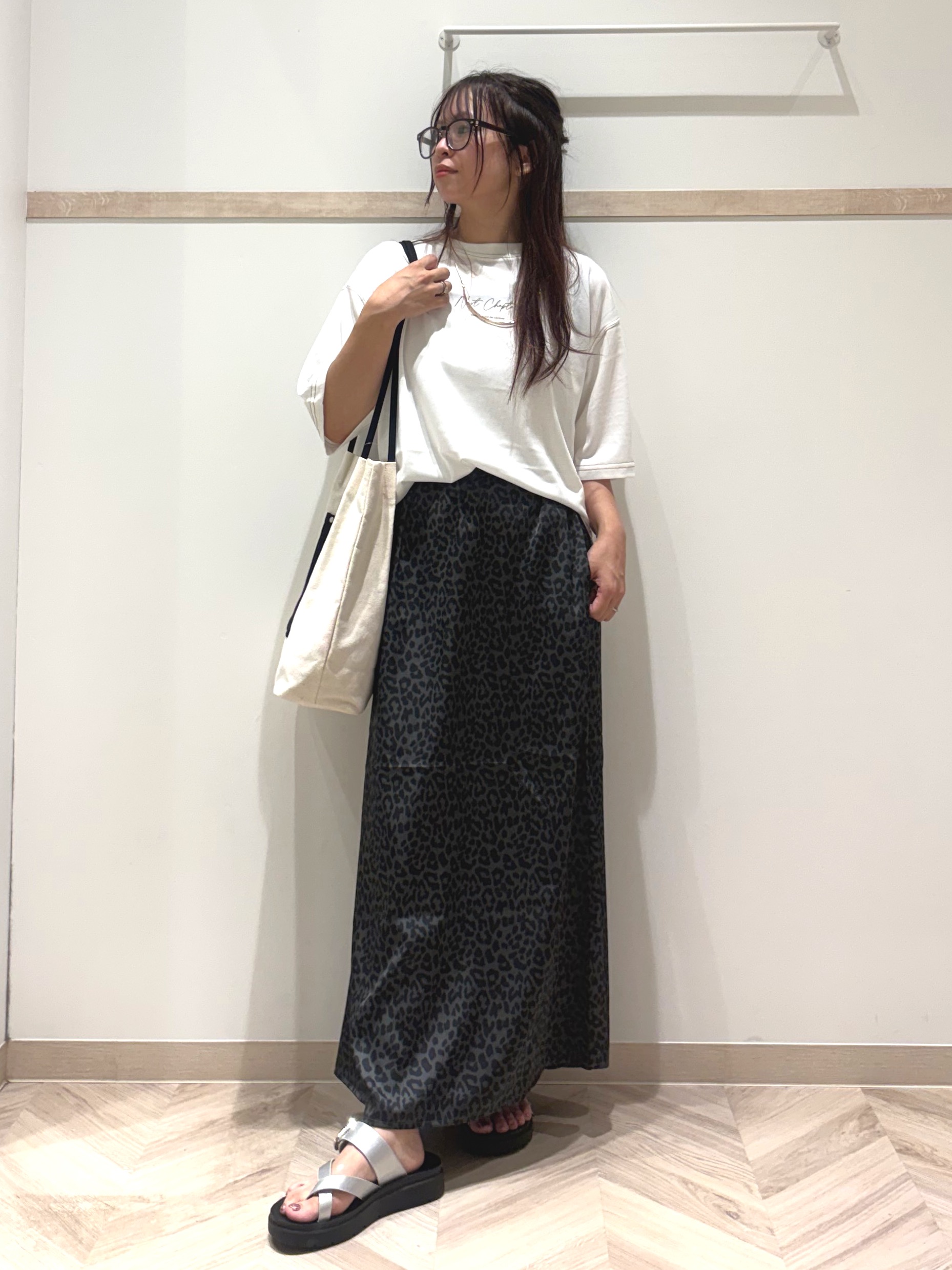 nanaさんの「SHOO･LA･RUE｜【S-LL/体型カバー】インせず着られる 配色ステッチ 5分袖ロゴTシャツ」を使ったコーディネート