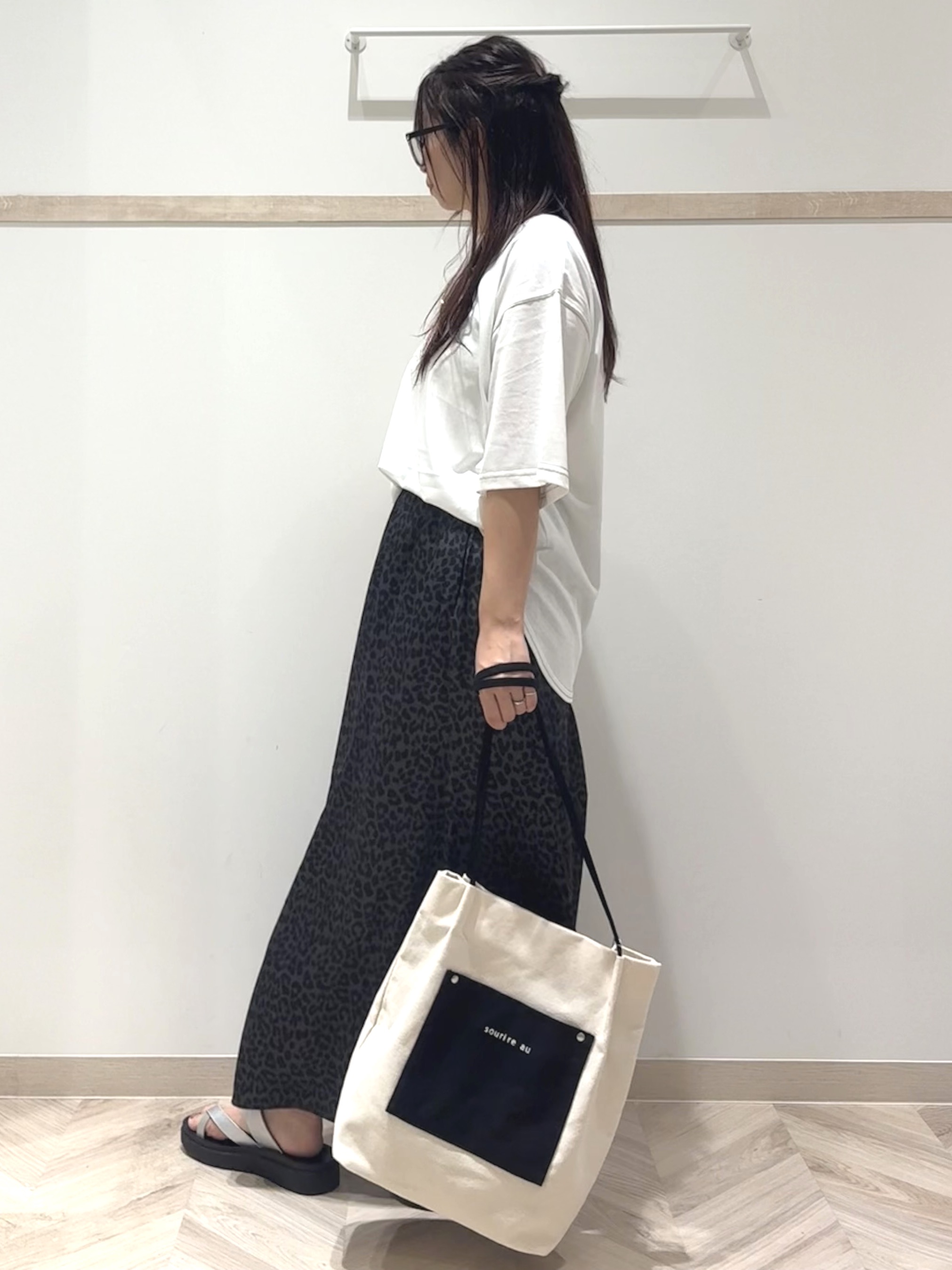 nanaさんの「SHOO･LA･RUE｜【S-LL/体型カバー】インせず着られる 配色ステッチ 5分袖ロゴTシャツ」を使ったコーディネート