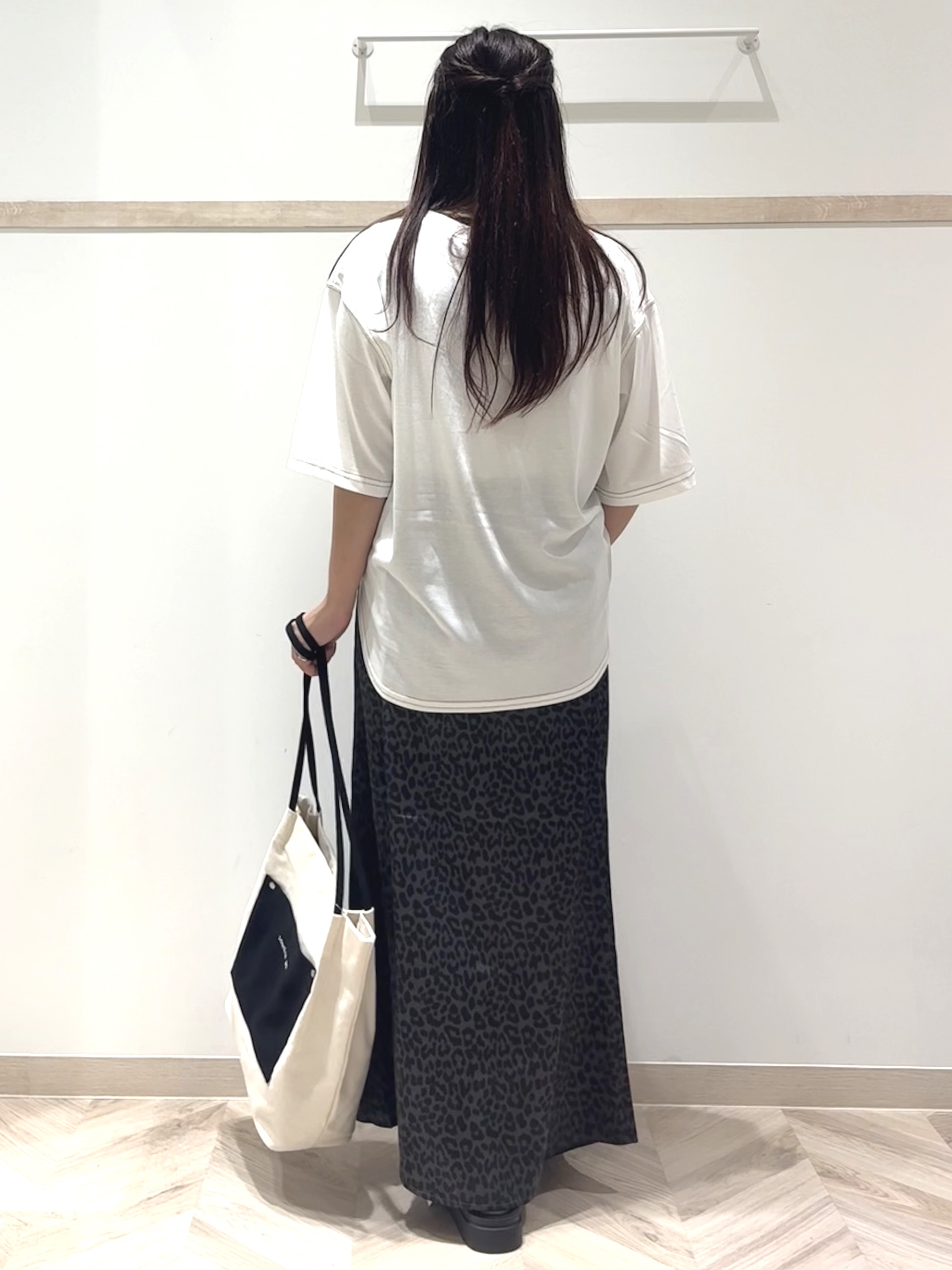 nanaさんの「SHOO･LA･RUE｜【S-LL/体型カバー】インせず着られる 配色ステッチ 5分袖ロゴTシャツ」を使ったコーディネート