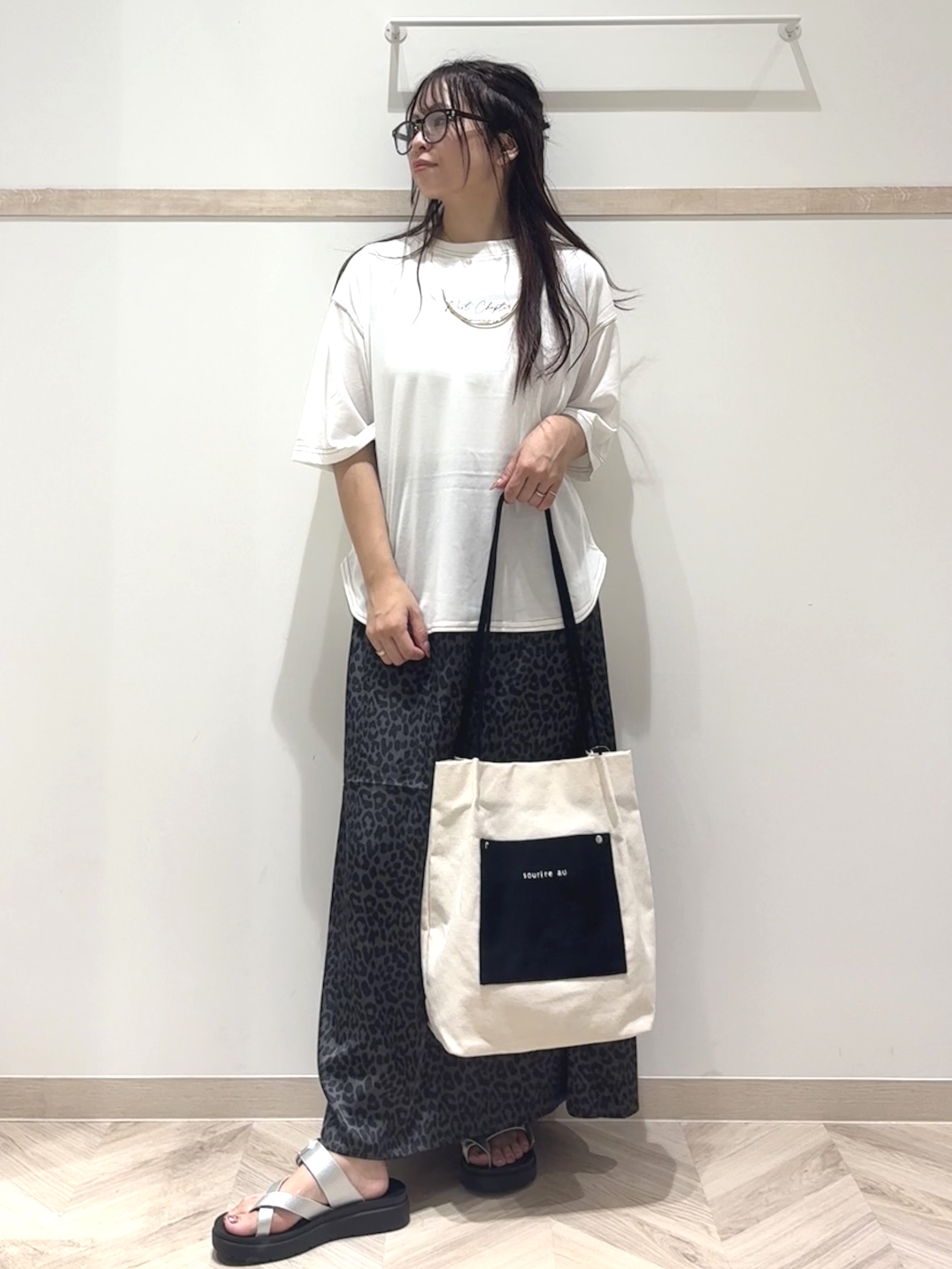 nanaさんの「SHOO･LA･RUE｜【S-LL/体型カバー】インせず着られる 配色ステッチ 5分袖ロゴTシャツ」を使ったコーディネート