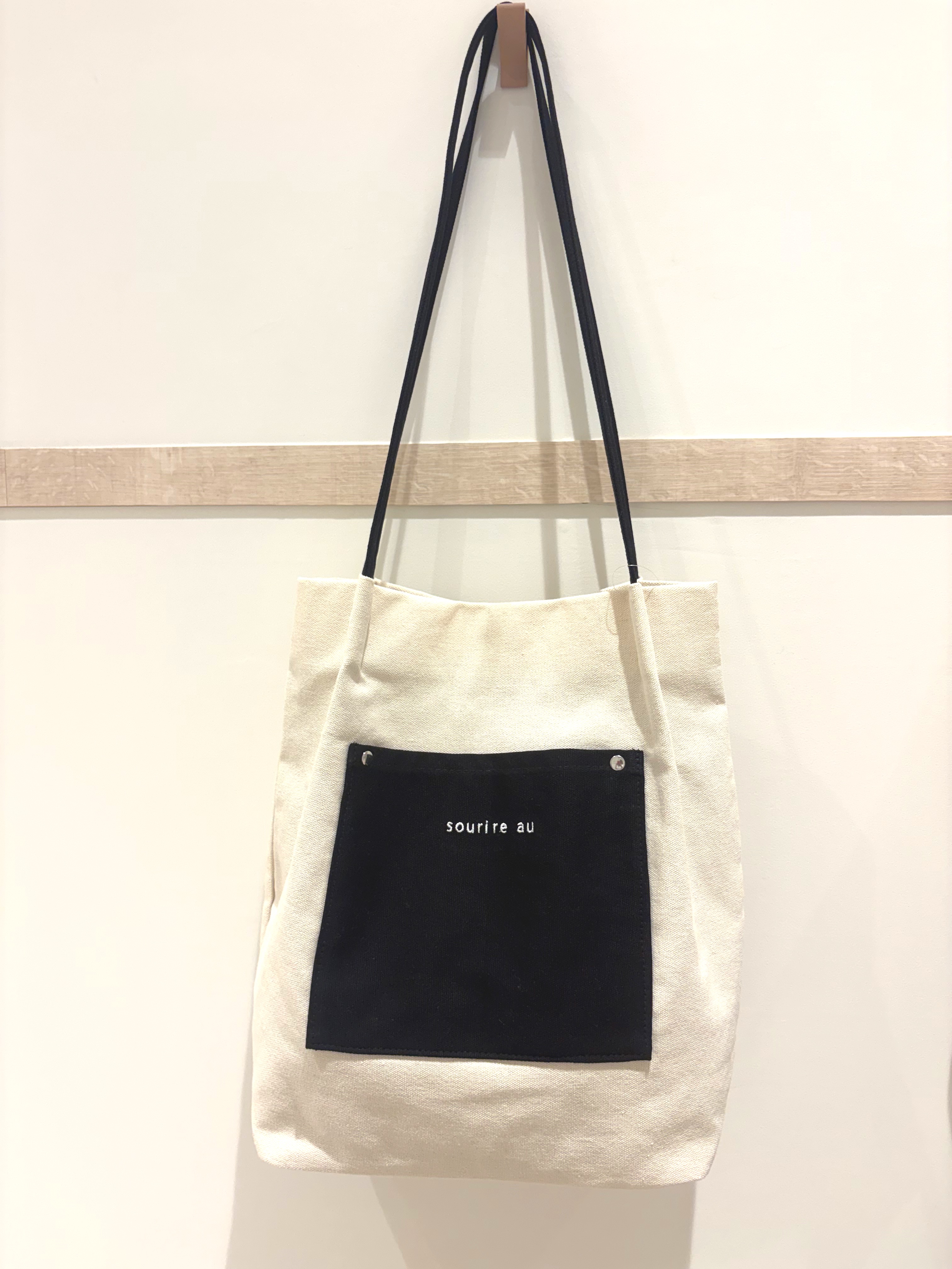 nanaさんの「SHOO･LA･RUE｜【S-LL/体型カバー】インせず着られる 配色ステッチ 5分袖ロゴTシャツ」を使ったコーディネート