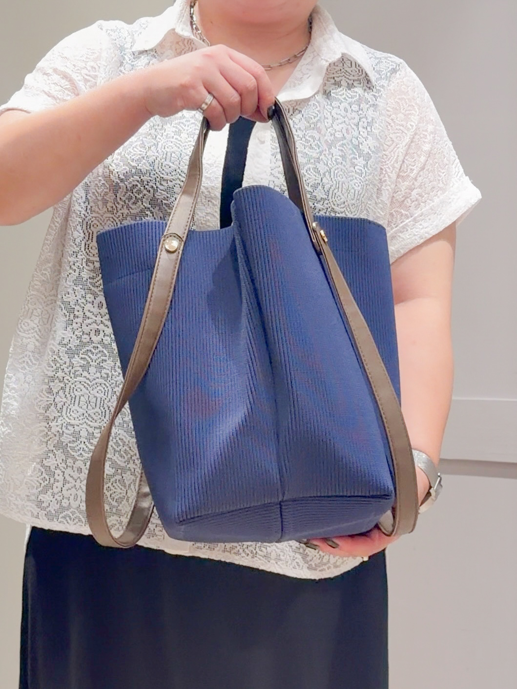 sasaさんの「grove｜【洗える・体型カバー】レースドルマンシャツ」を使ったコーディネート