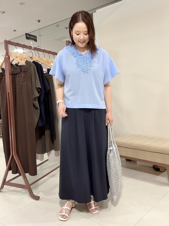 YUIさんの「UNTITLED｜【接触冷感/通気性/洗える】Vネックフリルブラウス」を使ったコーディネート