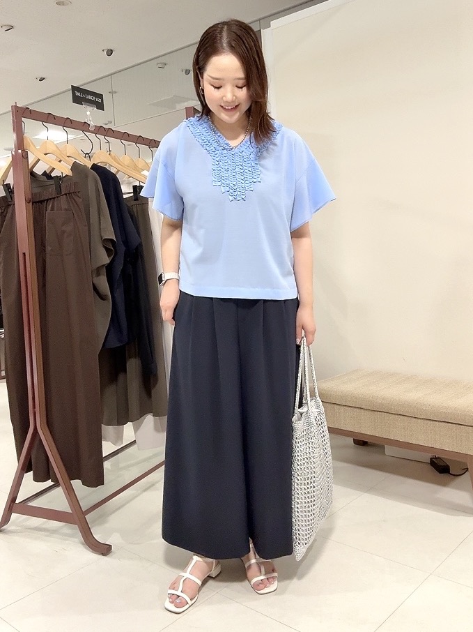 YUIさんの「UNTITLED｜【接触冷感/通気性/洗える】Vネックフリルブラウス」を使ったコーディネート