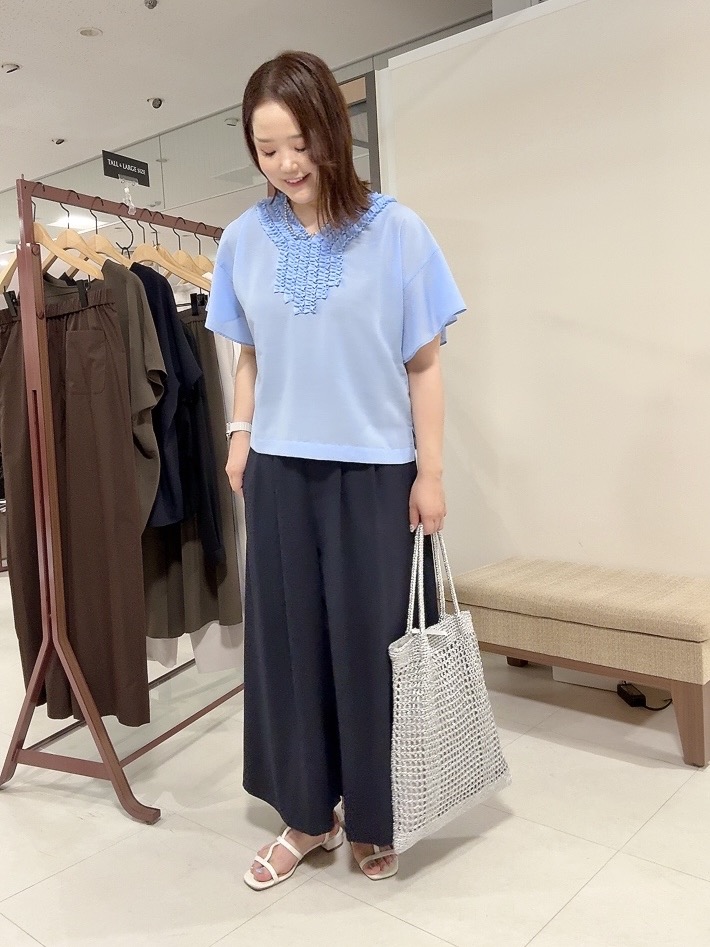 YUIさんの「UNTITLED｜【接触冷感/通気性/洗える】Vネックフリルブラウス」を使ったコーディネート