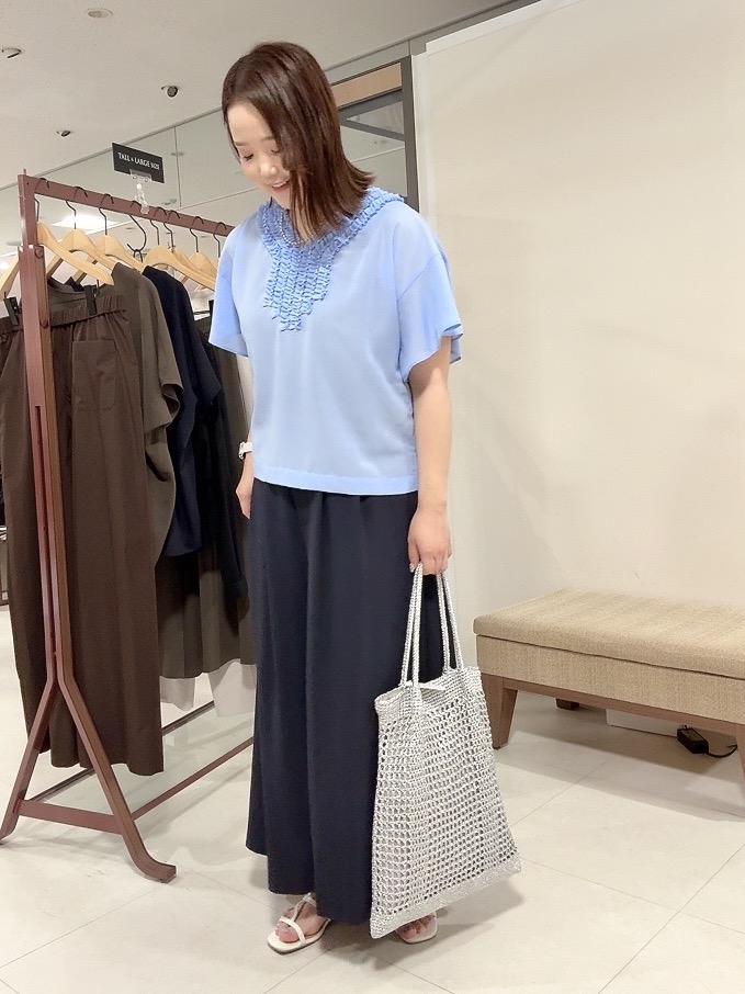 YUIさんの「UNTITLED｜【接触冷感/通気性/洗える】Vネックフリルブラウス」を使ったコーディネート