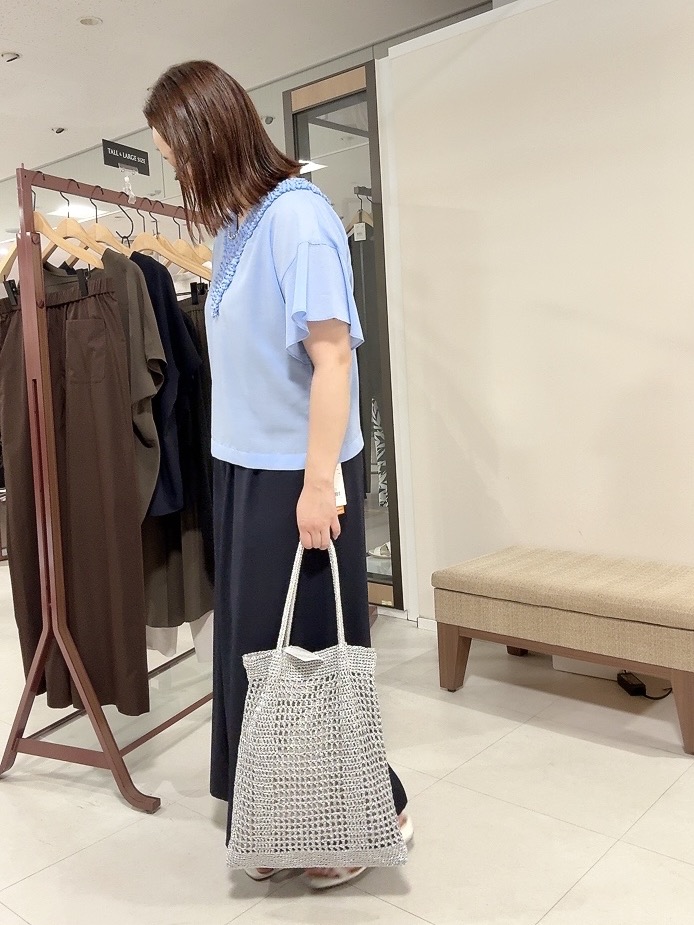 YUIさんの「UNTITLED｜【接触冷感/通気性/洗える】Vネックフリルブラウス」を使ったコーディネート