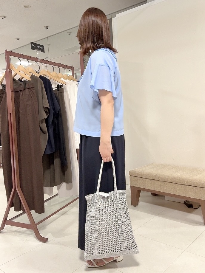 YUIさんの「UNTITLED｜【接触冷感/通気性/洗える】Vネックフリルブラウス」を使ったコーディネート