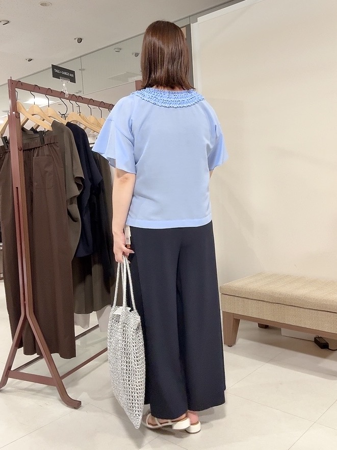 YUIさんの「UNTITLED｜【接触冷感/通気性/洗える】Vネックフリルブラウス」を使ったコーディネート