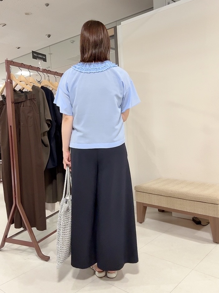 YUIさんの「UNTITLED｜【接触冷感/通気性/洗える】Vネックフリルブラウス」を使ったコーディネート