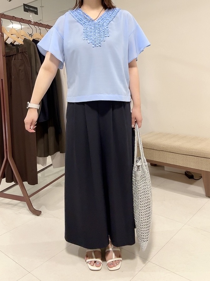 YUIさんの「UNTITLED｜【接触冷感/通気性/洗える】Vネックフリルブラウス」を使ったコーディネート