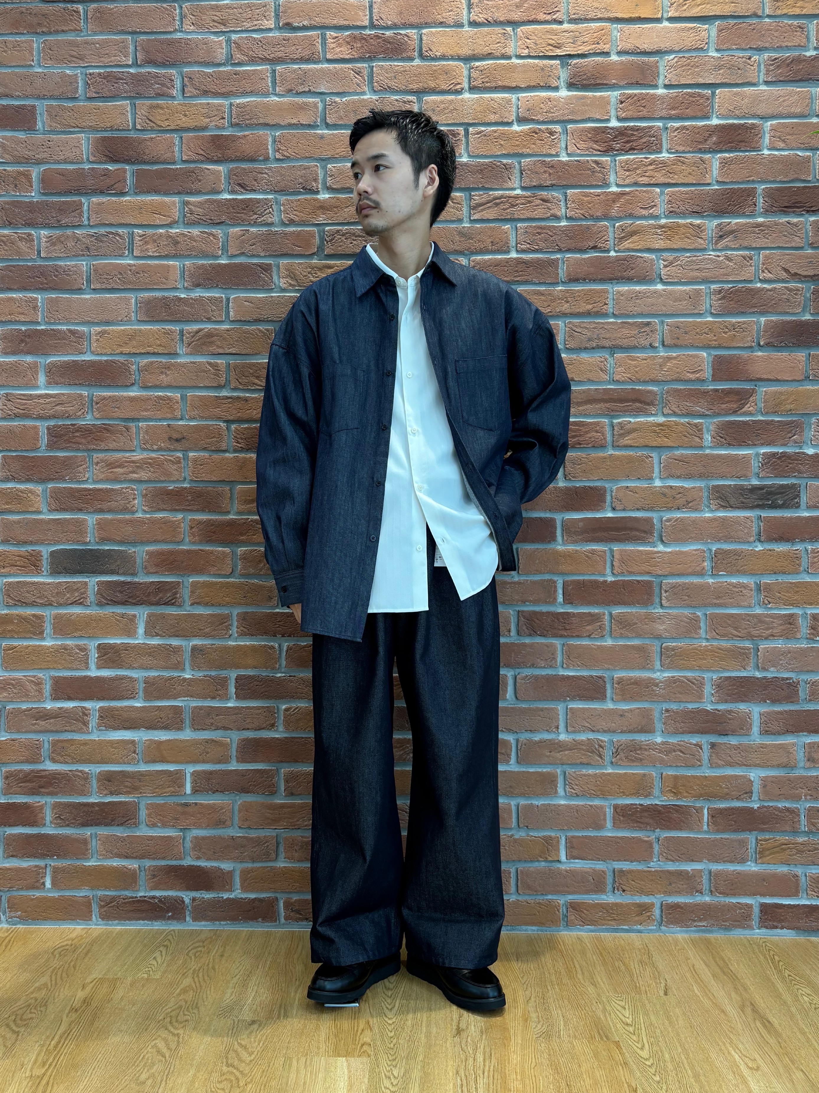 北浦歩大さんの「tk.TAKEO KIKUCHI｜【色褪せしにくいデニム】Comfy Fadeless Denim Seriesデニムシャツ」を使ったコーディネート