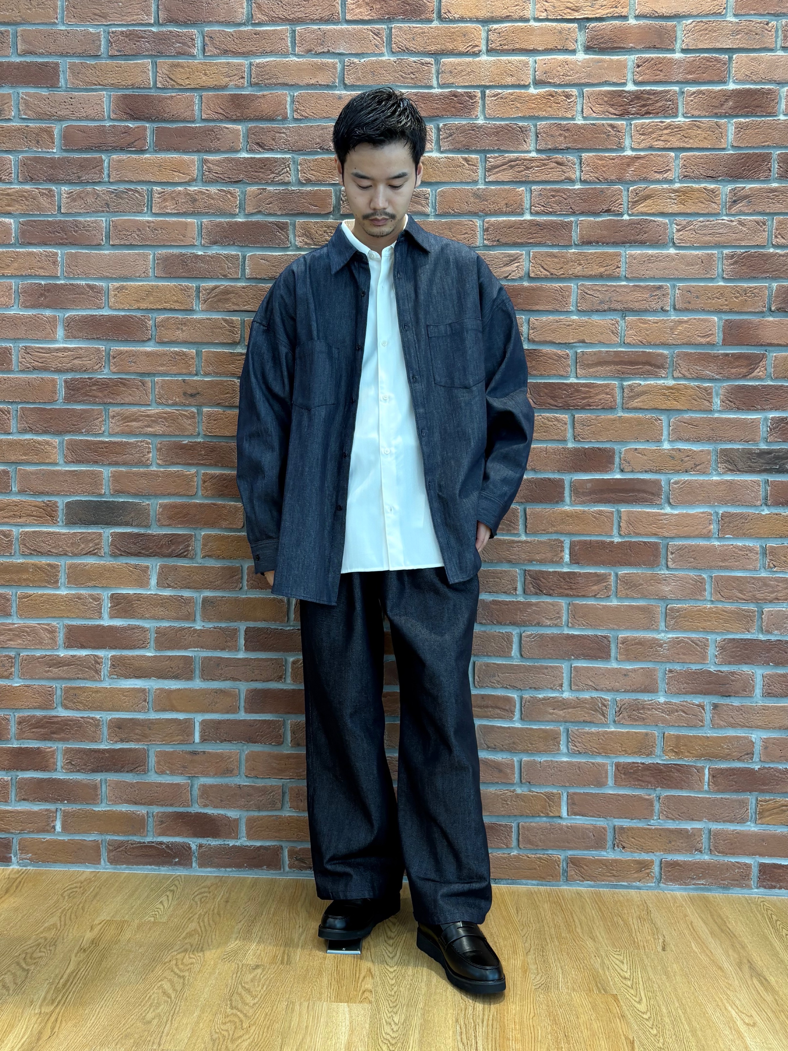 北浦歩大さんの「tk.TAKEO KIKUCHI｜【色褪せしにくいデニム】Comfy Fadeless Denim Seriesデニムシャツ」を使ったコーディネート
