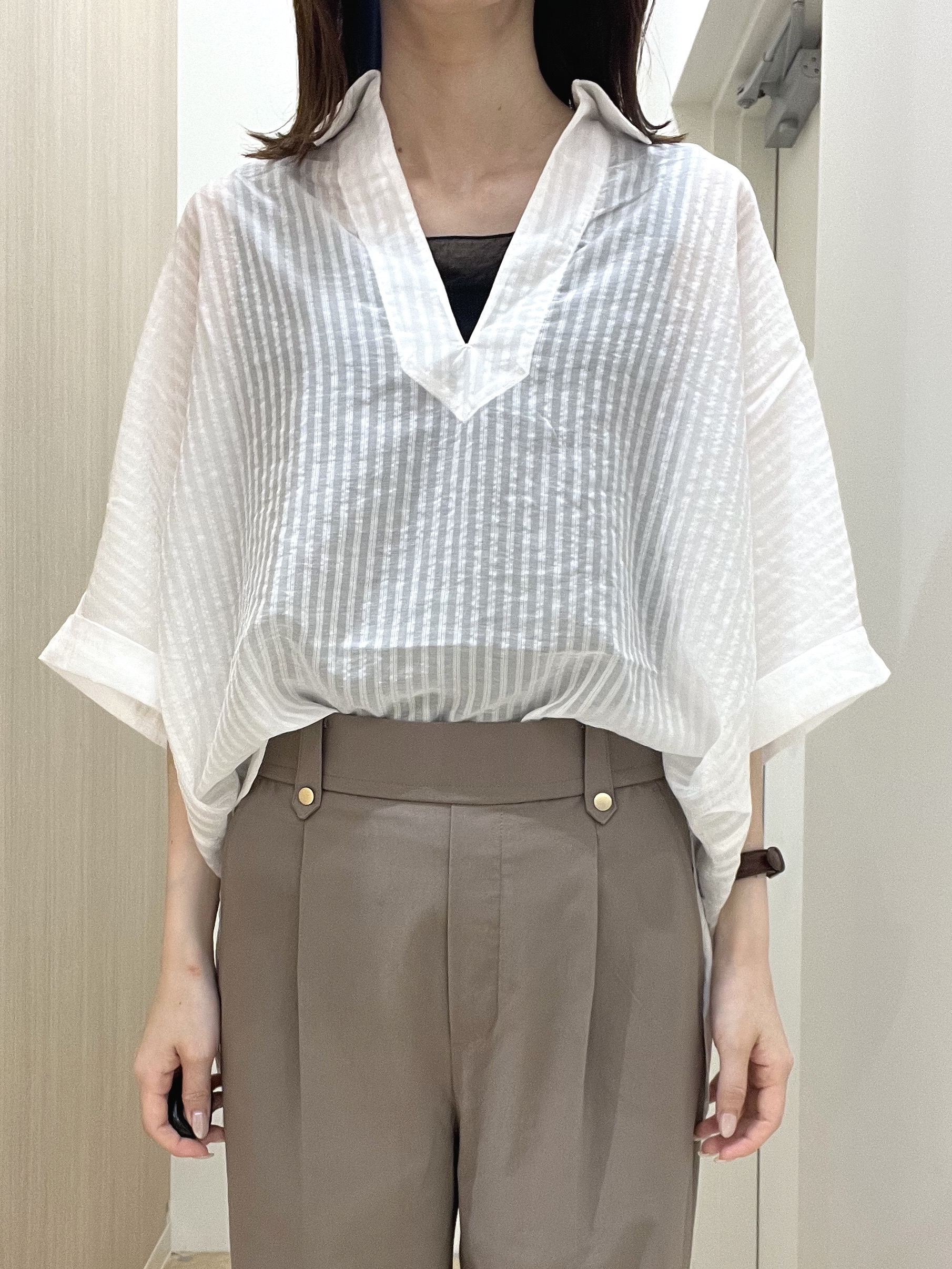  おまつさんの「grove｜【洗濯機◎・体型カバー】ON/OFF使える、シアースキッパーシャツ」を使ったコーディネート