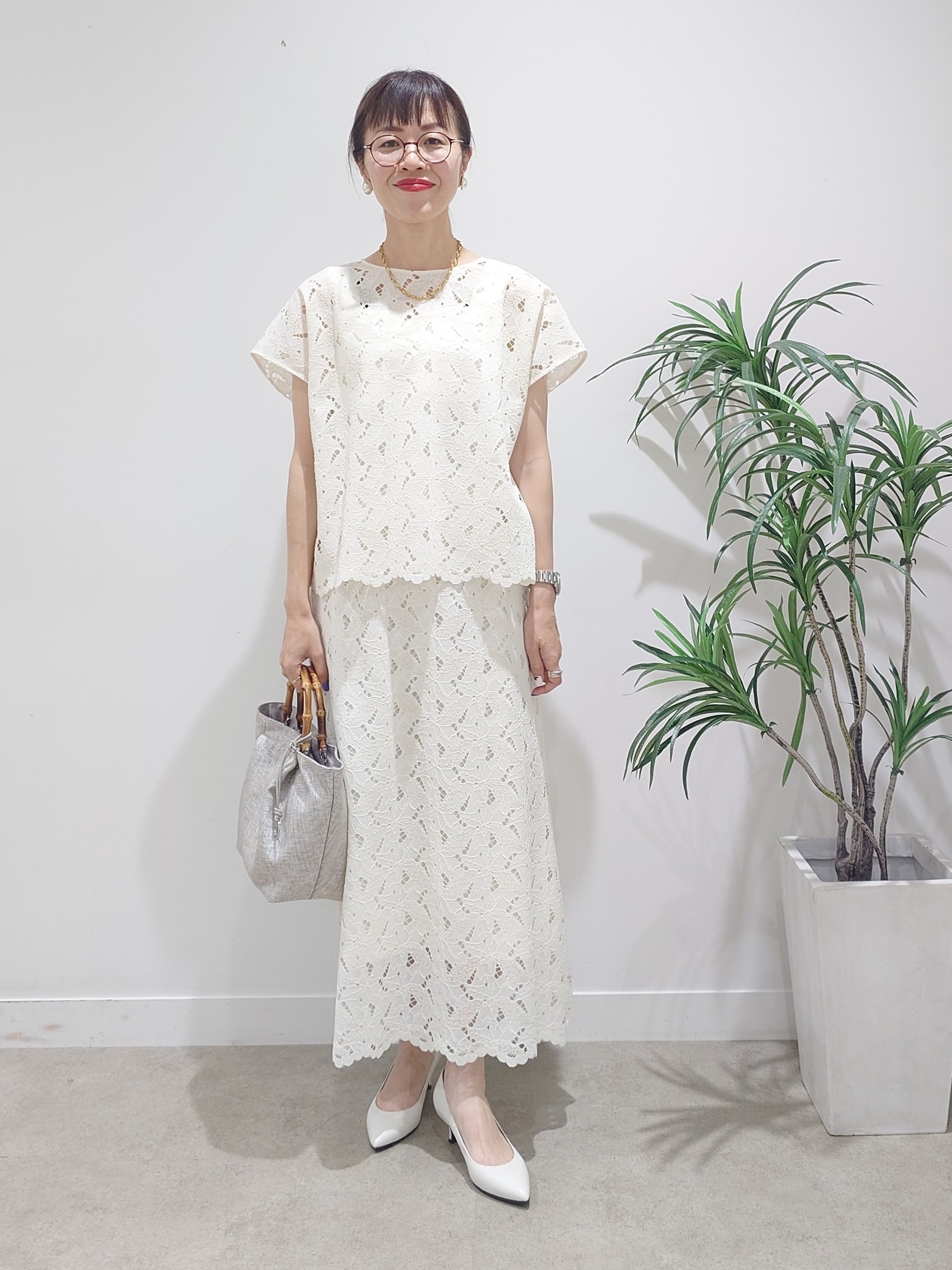 MUTSUKOさんの「UNTITLED｜【セットアップ可/品のある透け感】リーフレースブラウス」を使ったコーディネート