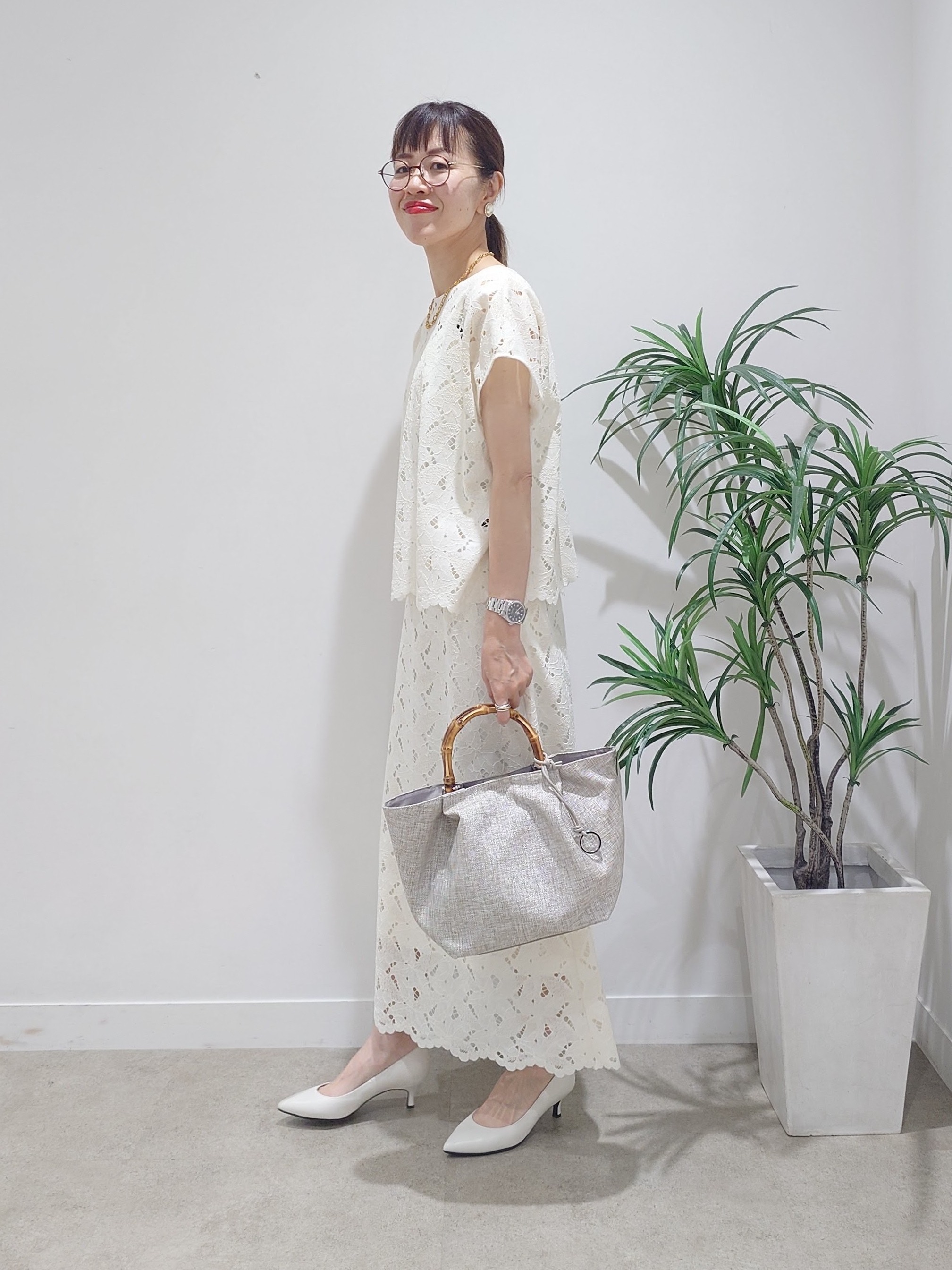 MUTSUKOさんの「UNTITLED｜【セットアップ可/品のある透け感】リーフレースブラウス」を使ったコーディネート