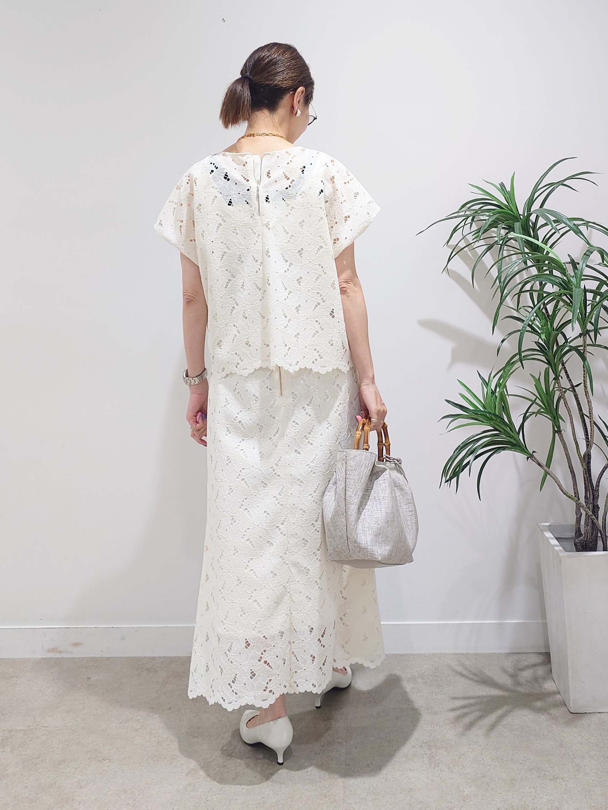 MUTSUKOさんの「UNTITLED｜【セットアップ可/品のある透け感】リーフレースブラウス」を使ったコーディネート