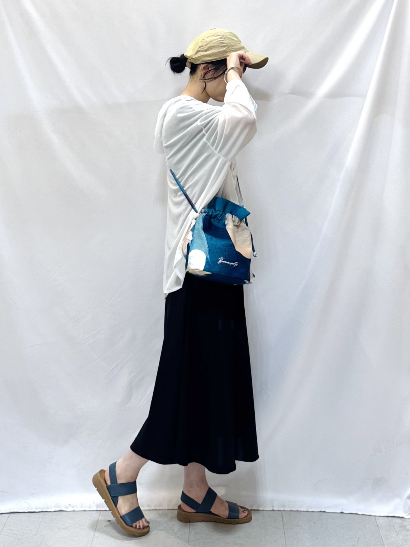 𝐇𝐢𝐫𝐨𝐦𝐢さんの「SHOO･LA･RUE｜【洗濯機可/体型カバー】程よい透け感の ゆるシア―シャツパーカ」を使ったコーディネート
