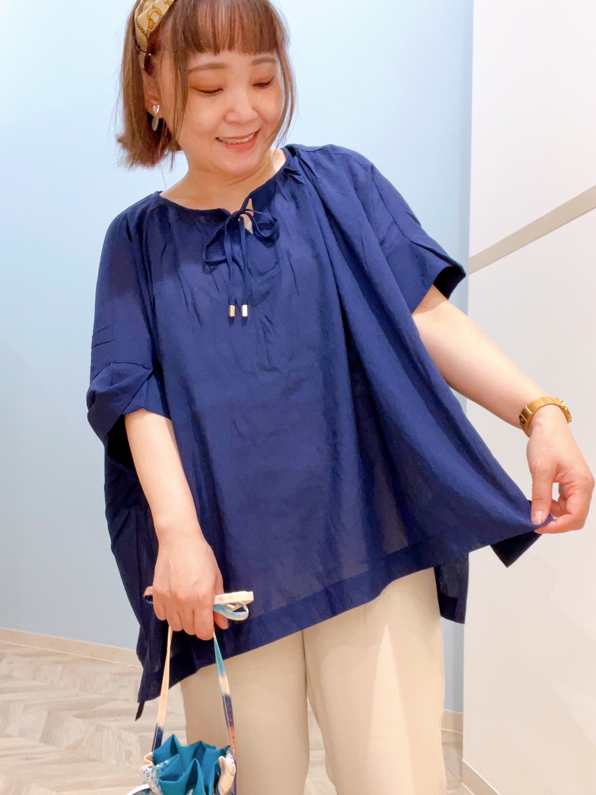 kitaさんの「SHOO･LA･RUE｜【2点セット/洗濯機可】大人の抜け感 インせず決まるリボン付きブラウス＆タンクトップ」を使ったコーディネート