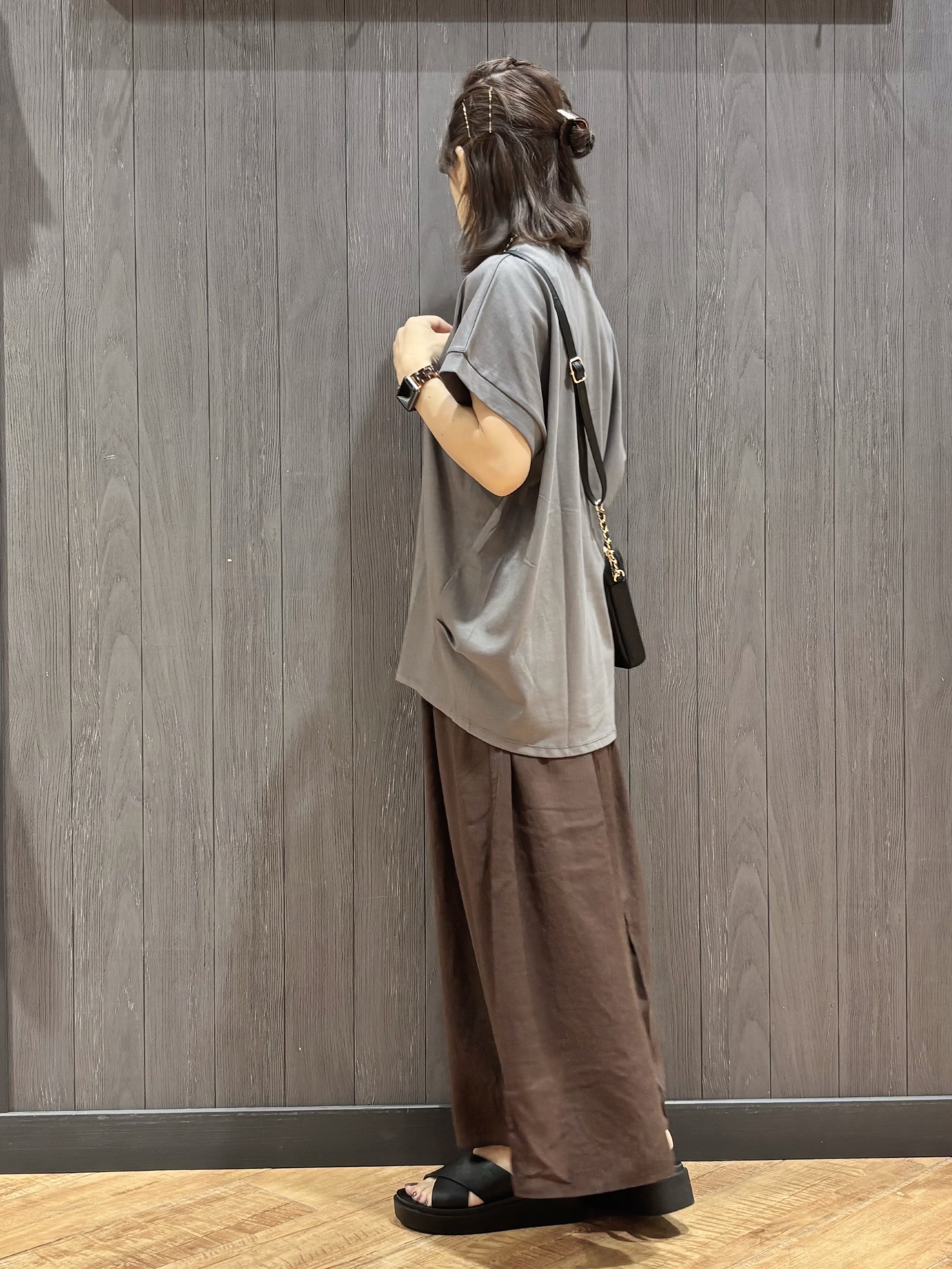 meiさんの「SHOO･LA･RUE｜【汗じみ防止/S-LL/体型カバー/洗濯機可】汗じみが気になりにくい 大人の刺繍ロゴTシャツ」を使ったコーディネート