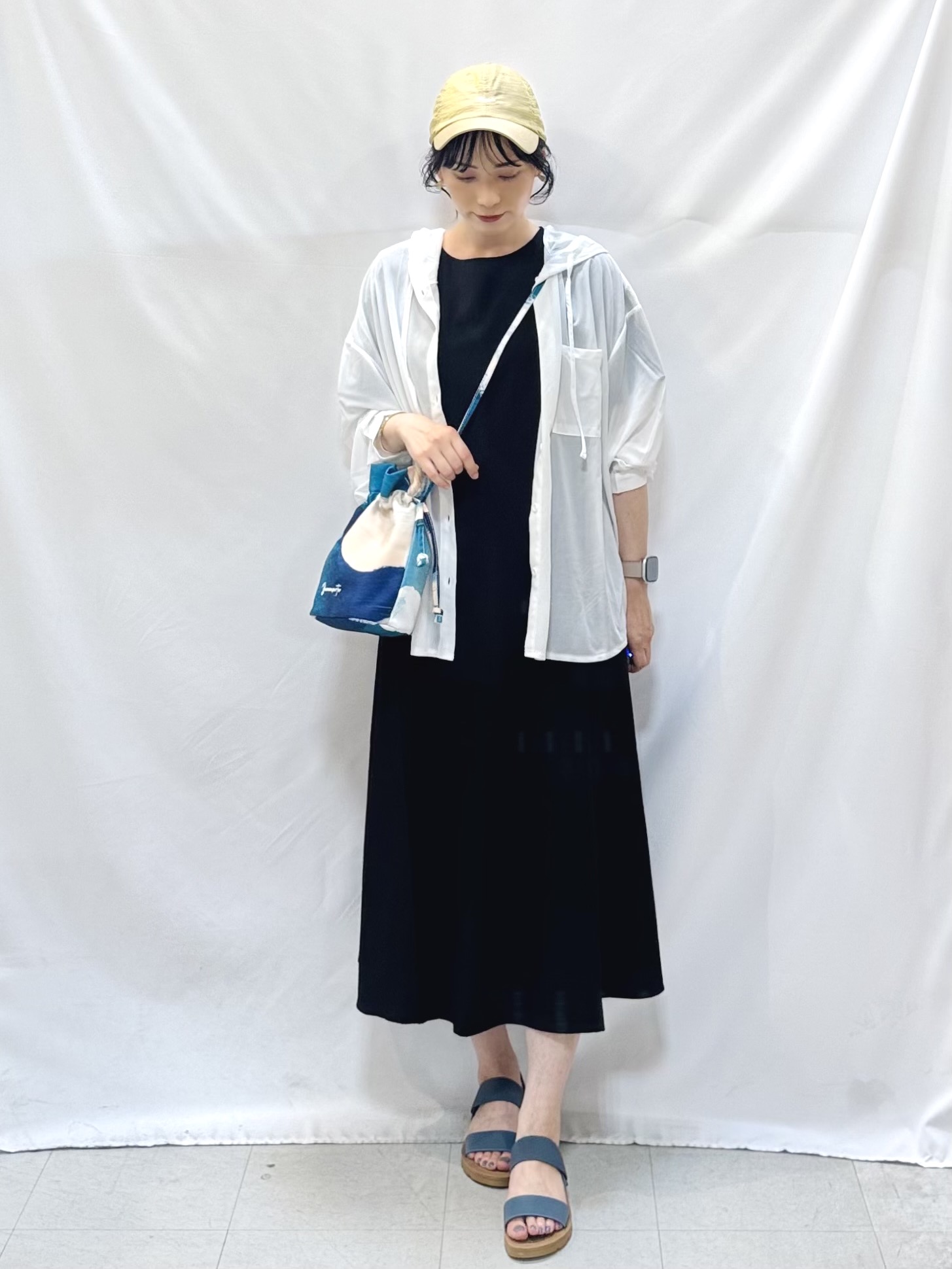 𝐇𝐢𝐫𝐨𝐦𝐢さんの「SHOO･LA･RUE｜【洗濯機可/体型カバー】程よい透け感の ゆるシア―シャツパーカ」を使ったコーディネート