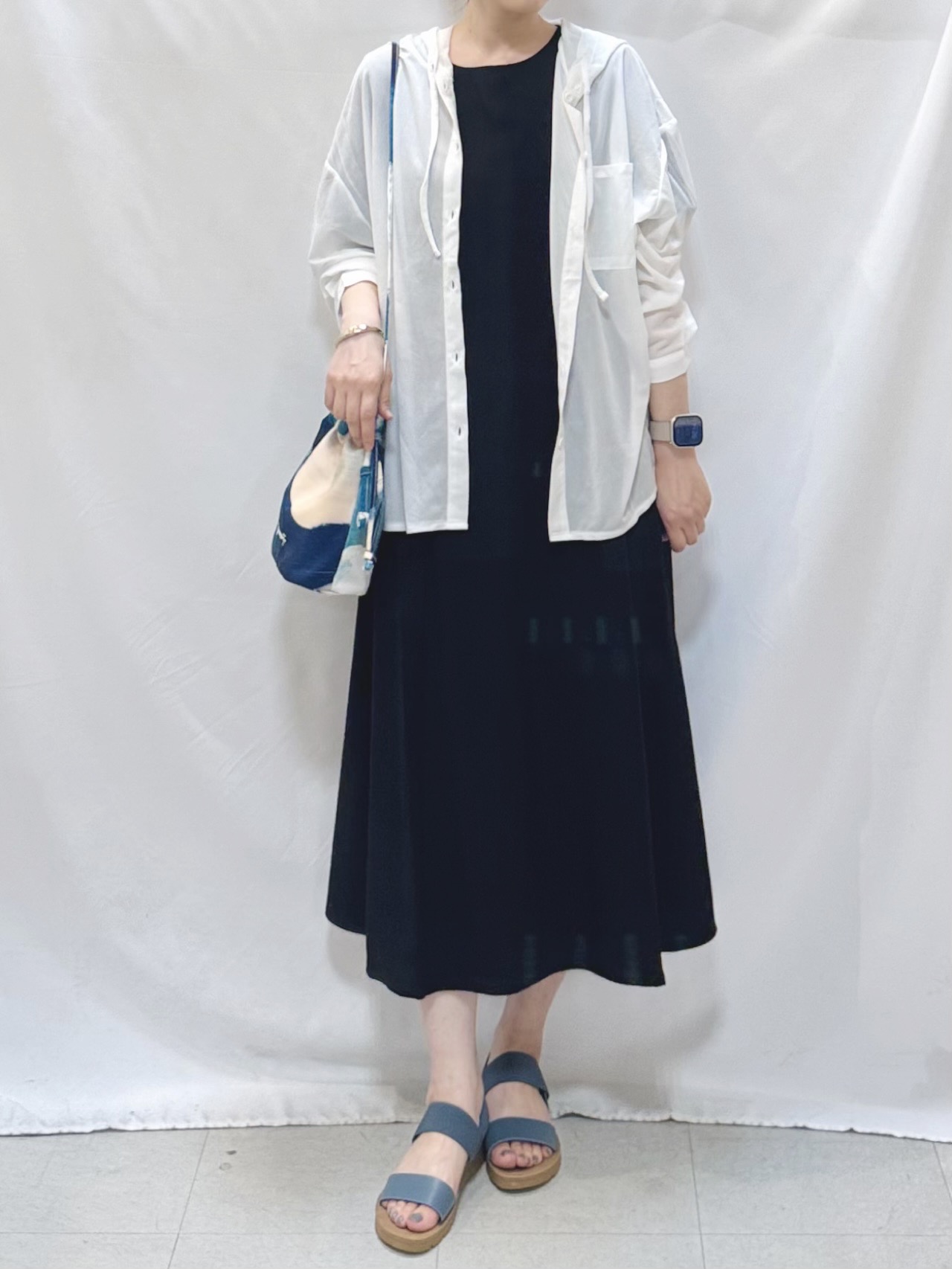 𝐇𝐢𝐫𝐨𝐦𝐢さんの「SHOO･LA･RUE｜【洗濯機可/体型カバー】程よい透け感の ゆるシア―シャツパーカ」を使ったコーディネート