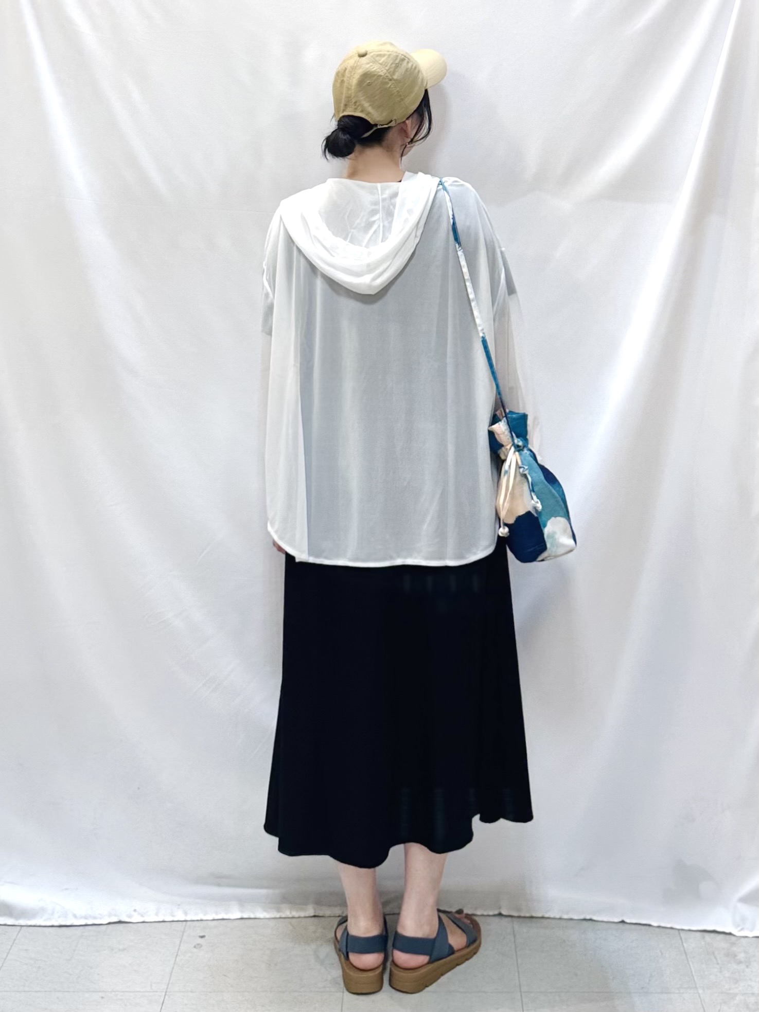 𝐇𝐢𝐫𝐨𝐦𝐢さんの「SHOO･LA･RUE｜【洗濯機可/体型カバー】程よい透け感の ゆるシア―シャツパーカ」を使ったコーディネート