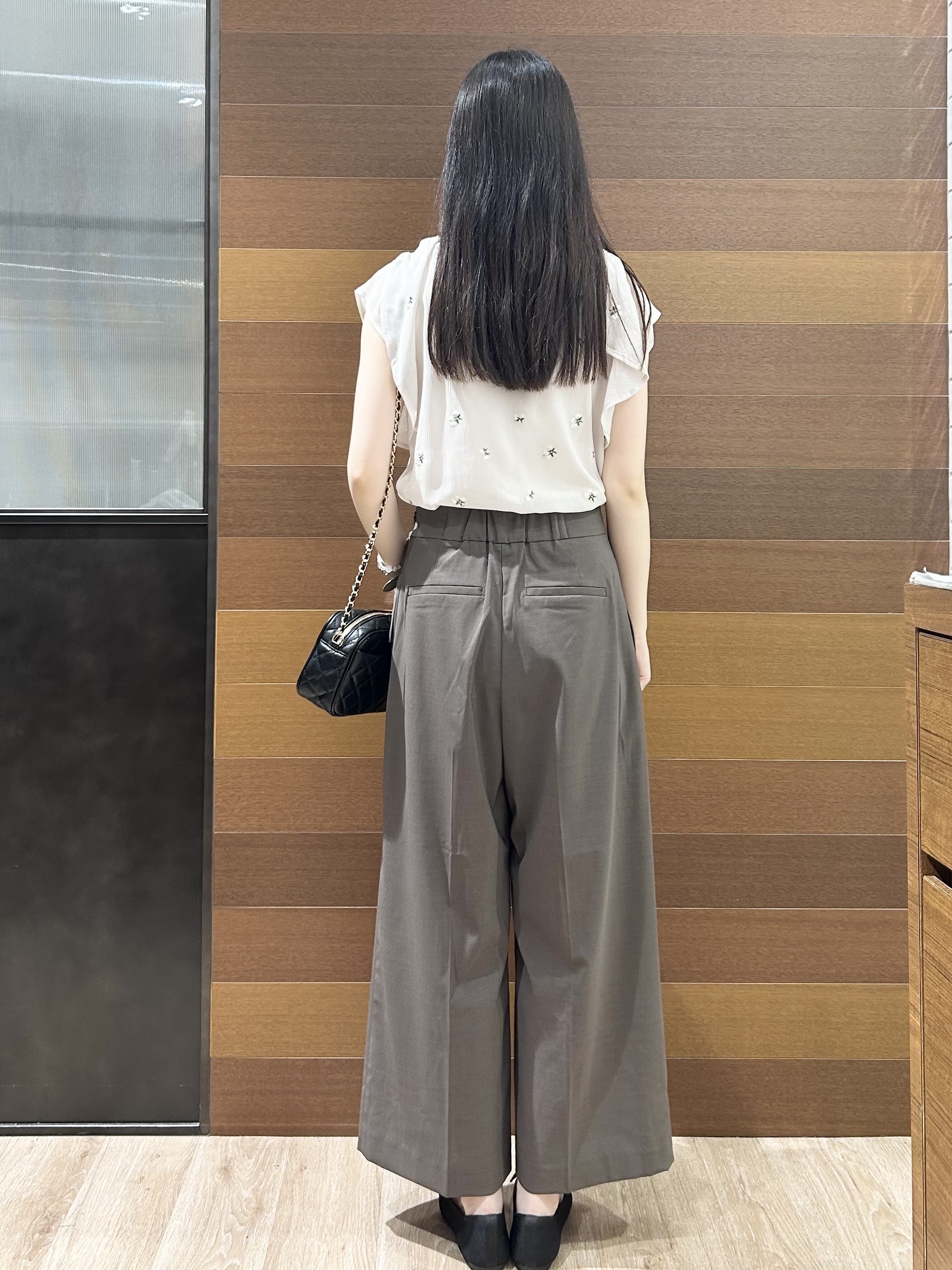 hinaさんの「OPAQUE.CLIP｜2wayフリルリボン刺繍ブラウス【洗濯機OK／イージーアイロン】」を使ったコーディネート