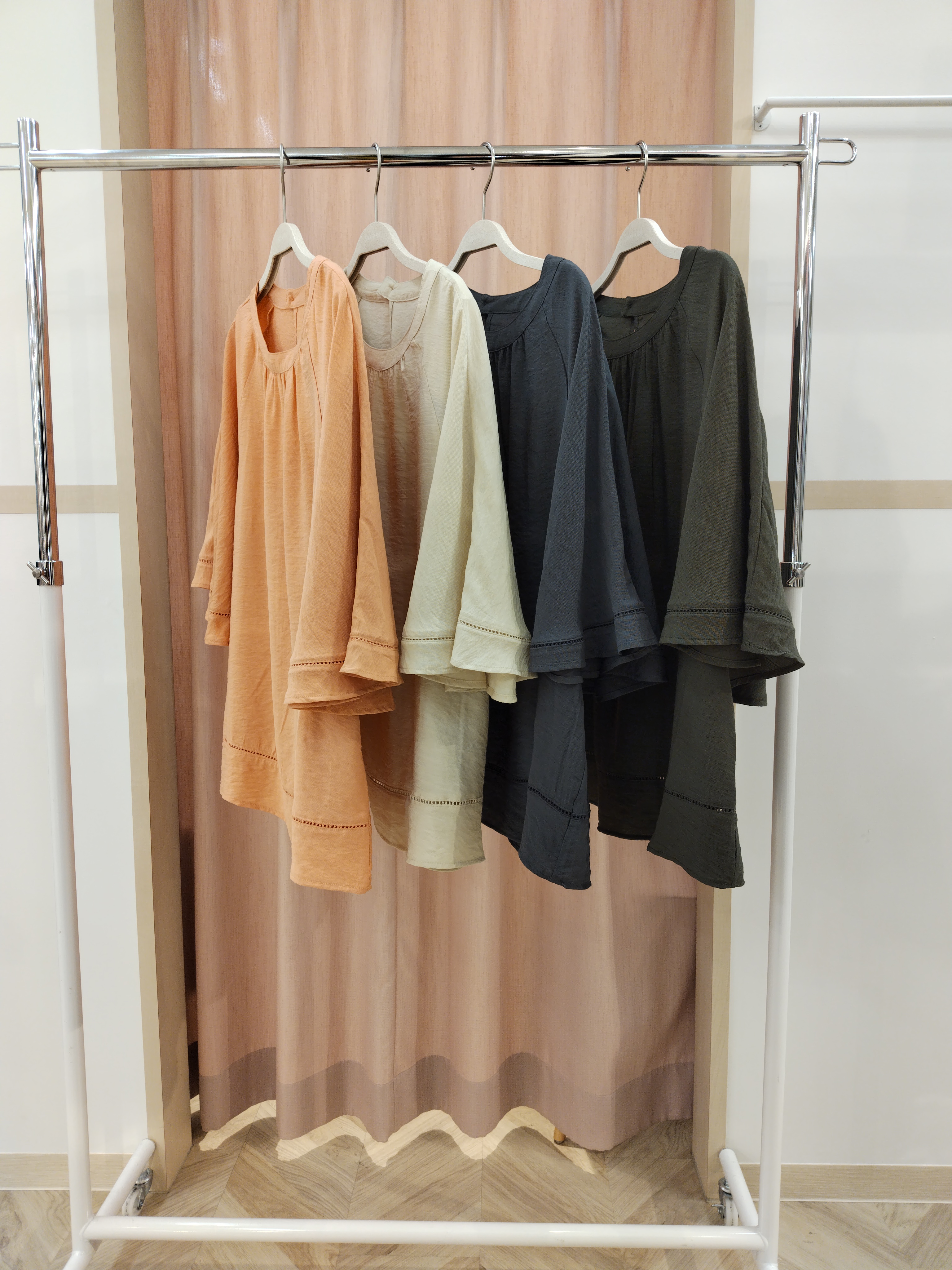 MASATOさんの「SHOO･LA･RUE｜【S-LL/洗濯機可/体型カバー】はしごレースがポイント スラブポンチョ風ブラウス」を使ったコーディネート