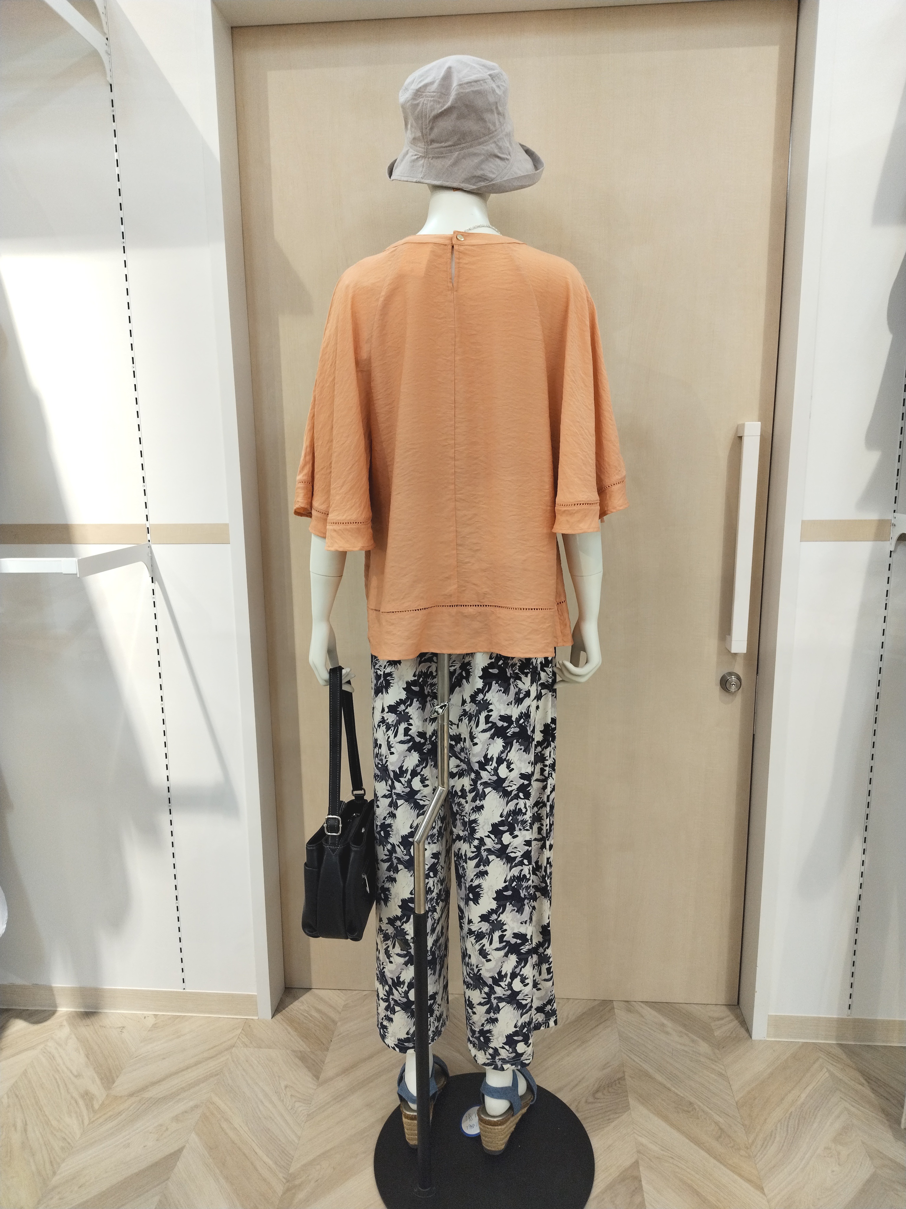 MASATOさんの「SHOO･LA･RUE｜【S-LL/洗濯機可/体型カバー】はしごレースがポイント スラブポンチョ風ブラウス」を使ったコーディネート