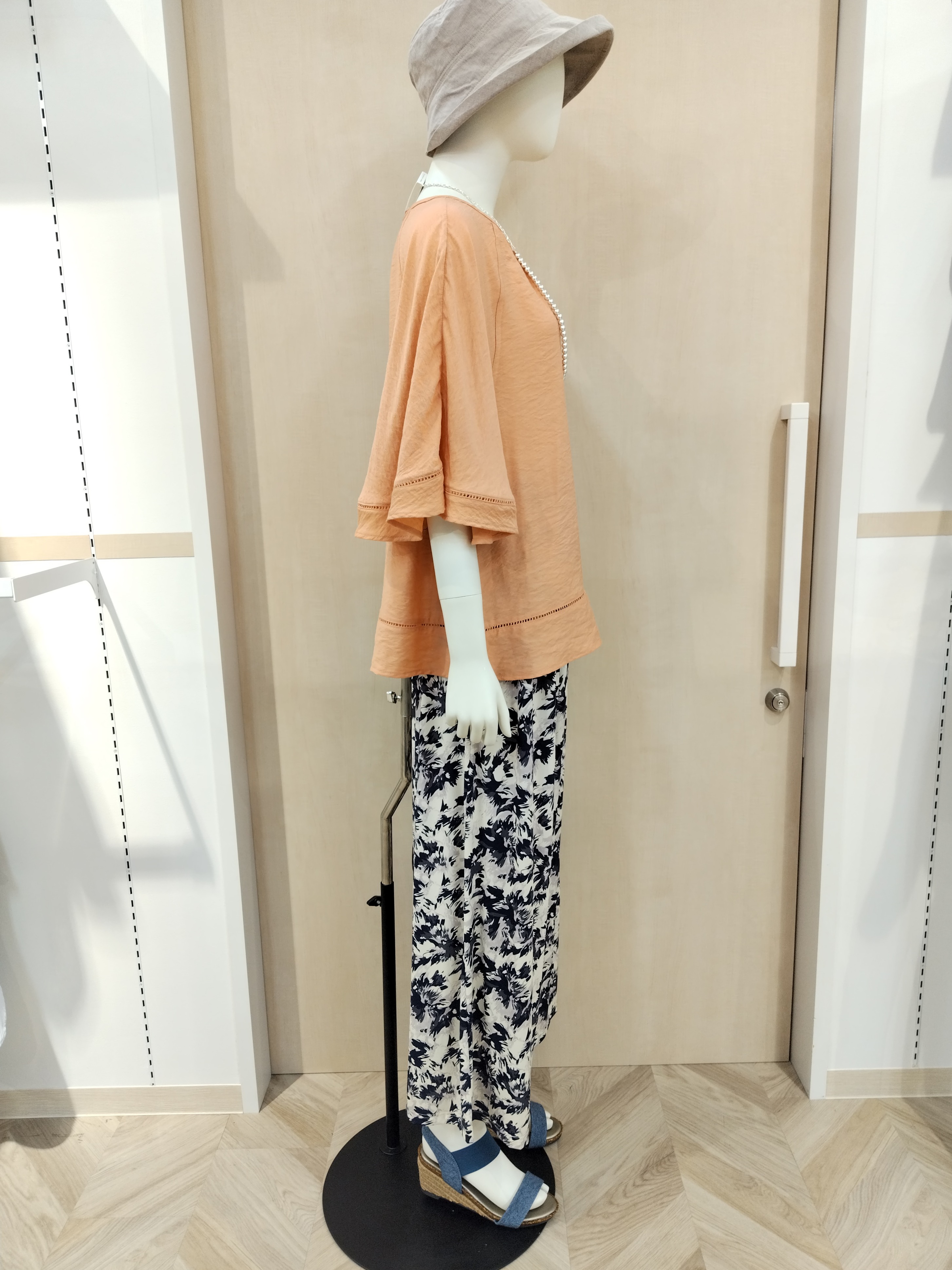 MASATOさんの「SHOO･LA･RUE｜【S-LL/洗濯機可/体型カバー】はしごレースがポイント スラブポンチョ風ブラウス」を使ったコーディネート