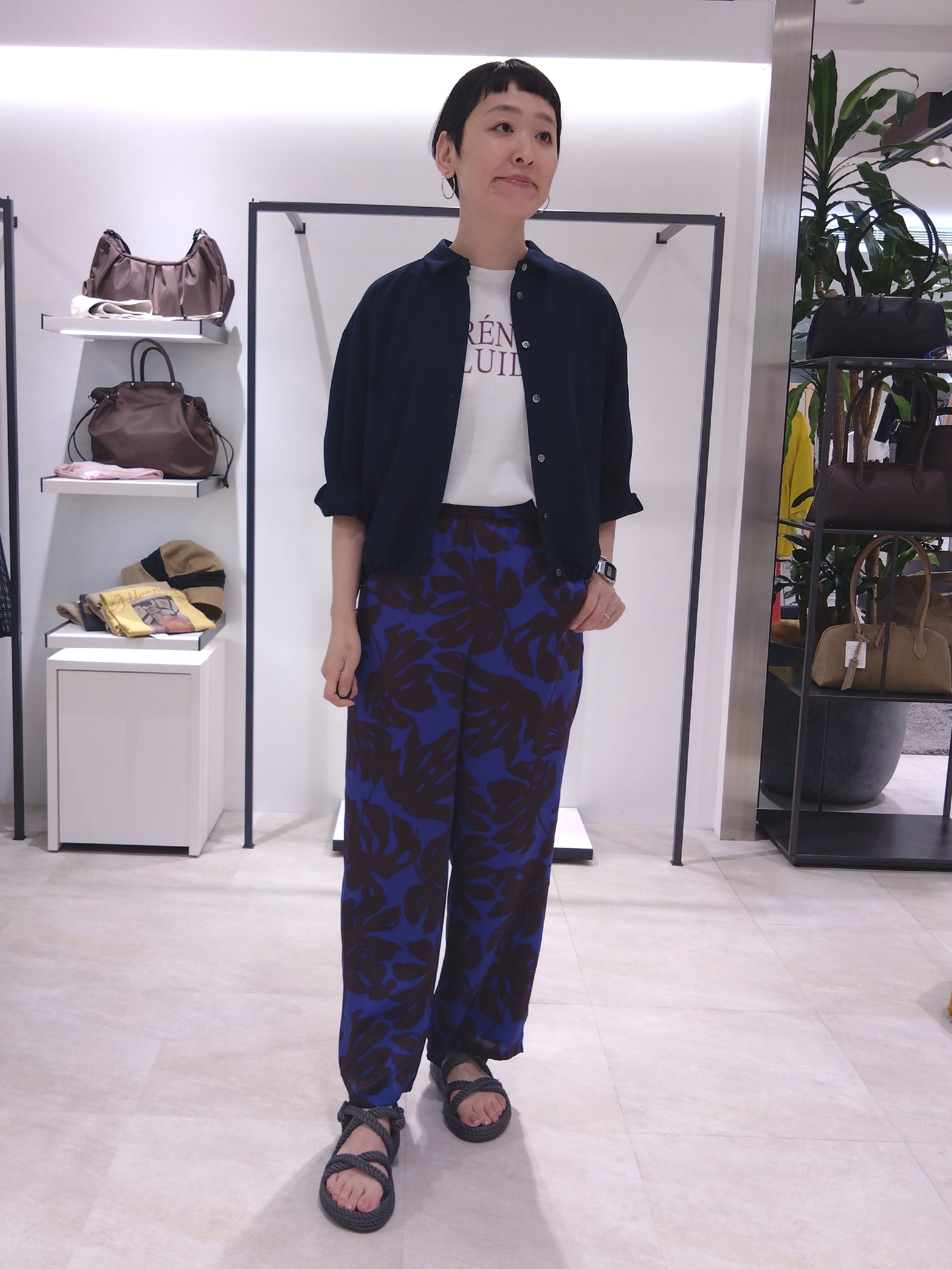 まちこさんの「UNTITLED｜【秋羽織り/セットアップ可/UVカット】エアリークールドロストシャツ」を使ったコーディネート