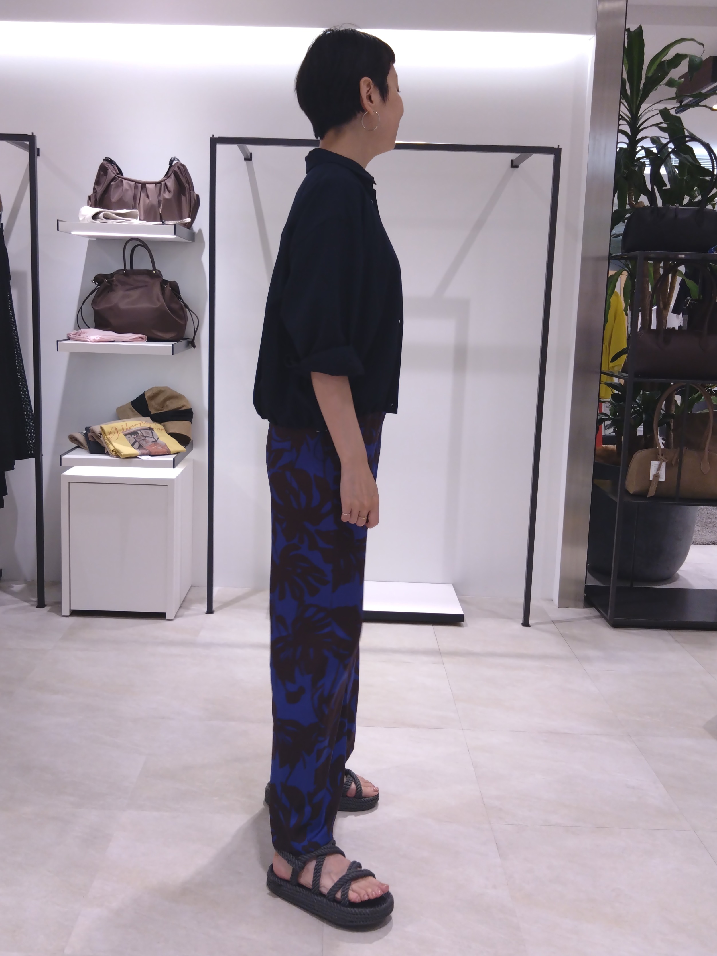 まちこさんの「UNTITLED｜【秋羽織り/セットアップ可/UVカット】エアリークールドロストシャツ」を使ったコーディネート
