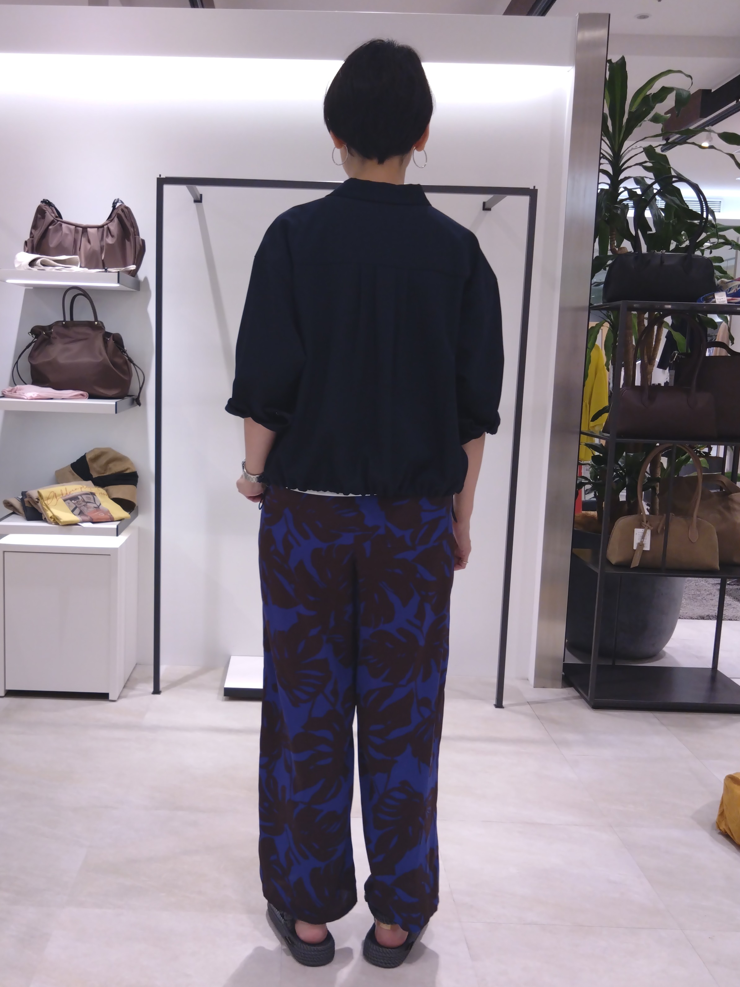まちこさんの「UNTITLED｜【秋羽織り/セットアップ可/UVカット】エアリークールドロストシャツ」を使ったコーディネート
