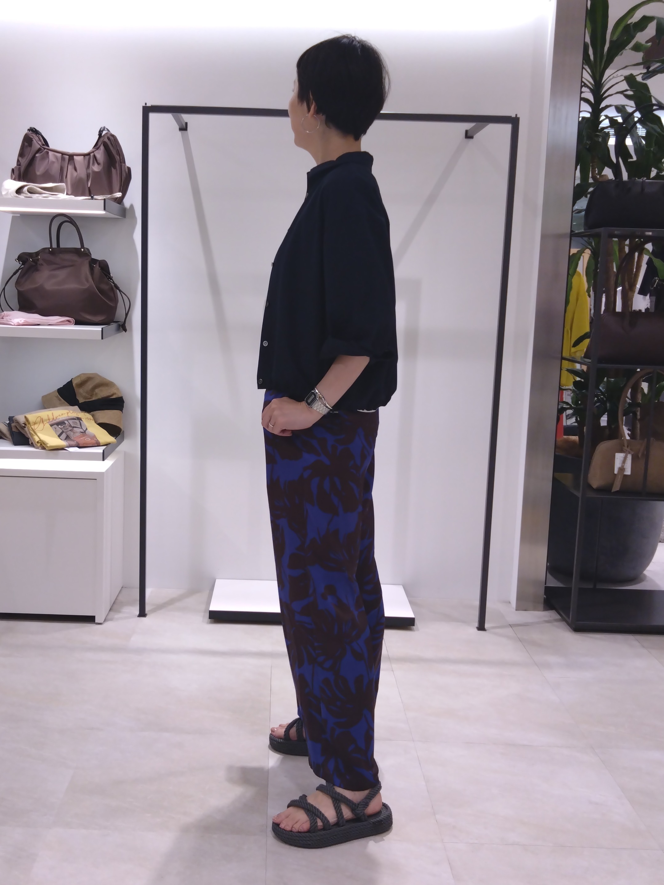 まちこさんの「UNTITLED｜【秋羽織り/セットアップ可/UVカット】エアリークールドロストシャツ」を使ったコーディネート