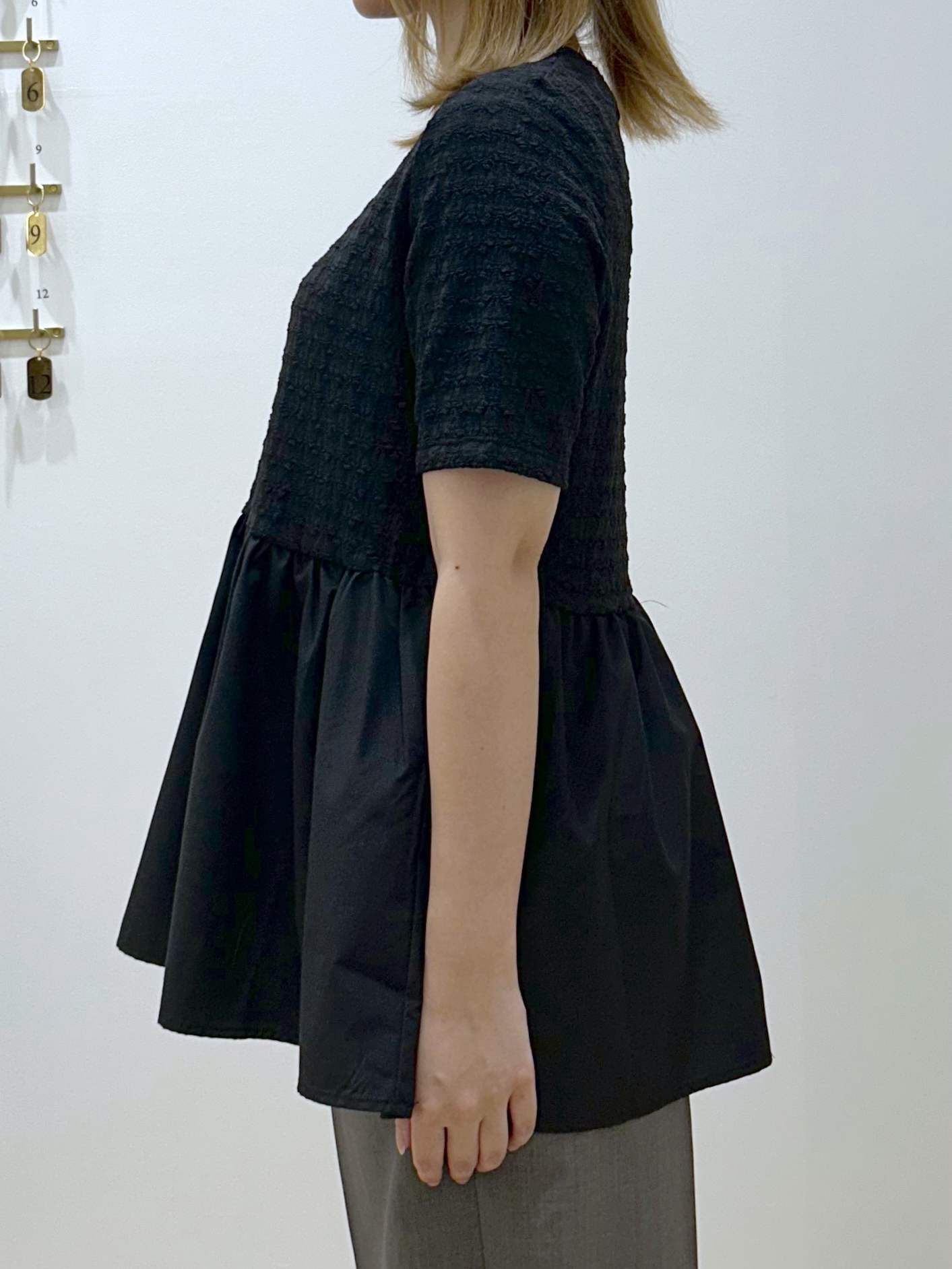 suzukaさんの「OPAQUE.CLIP｜ジャカードドッキング ペプラムカットソー【洗濯機OK】」を使ったコーディネート