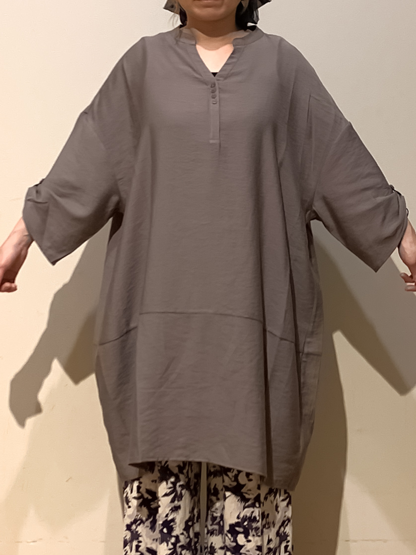 MEGさんの「SHOO･LA･RUE｜【S-LL/洗濯後しわになりにくい】ゆるっと体型カバー 7分袖コクーンチュニック」を使ったコーディネート