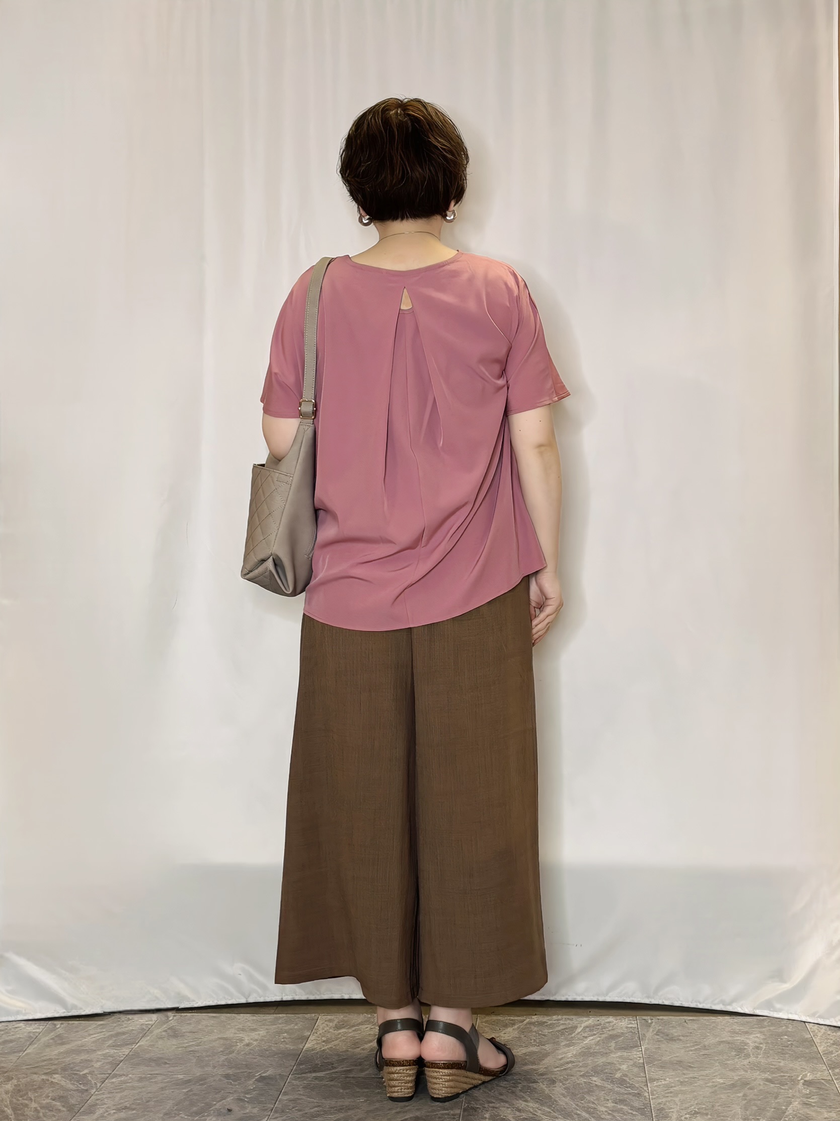たみさんの「SHOO･LA･RUE｜【体型カバー/S-LL】後ろ姿も映える 異素材ドッキングトップス」を使ったコーディネート