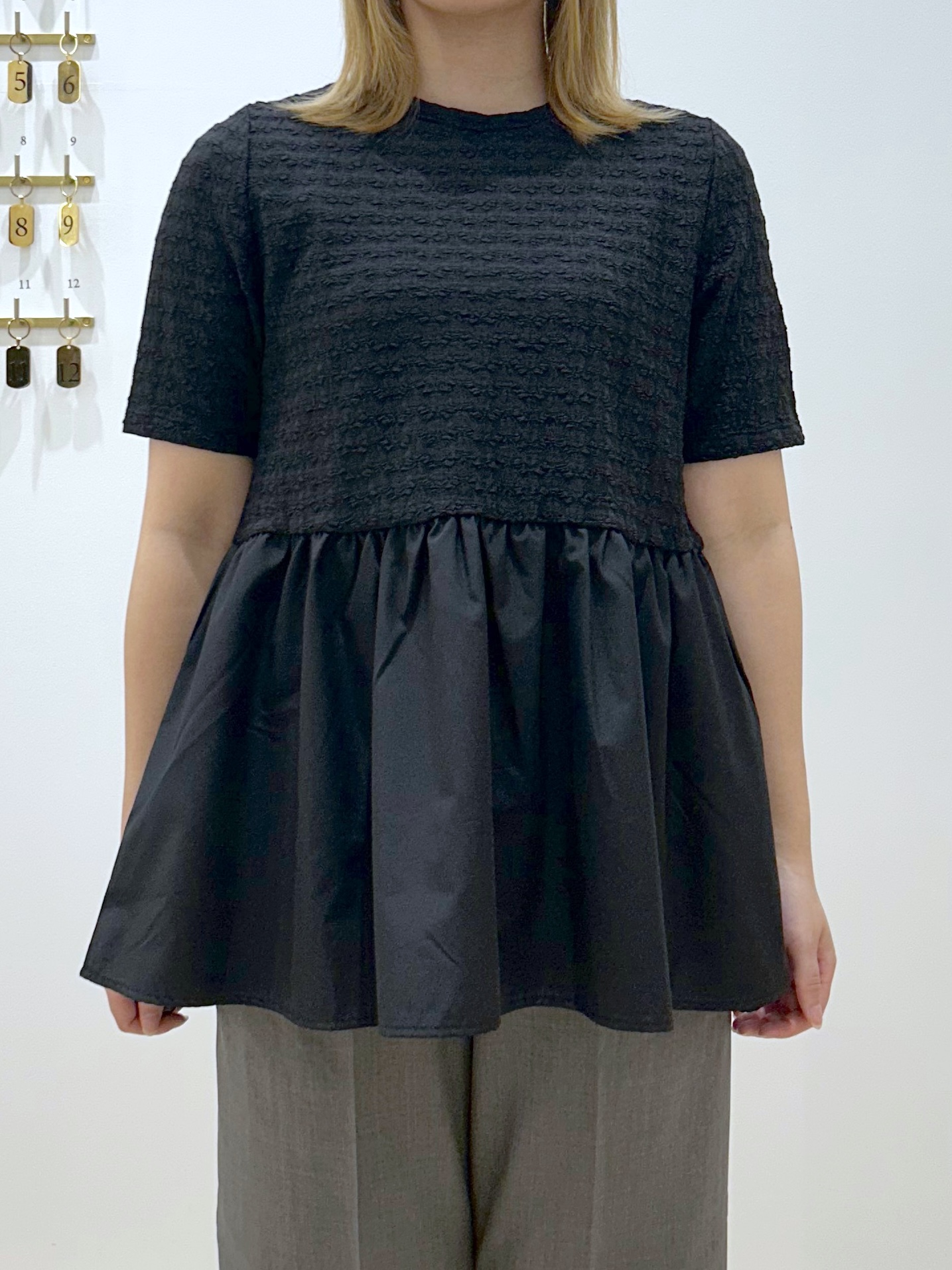 suzukaさんの「OPAQUE.CLIP｜ジャカードドッキング ペプラムカットソー【洗濯機OK】」を使ったコーディネート
