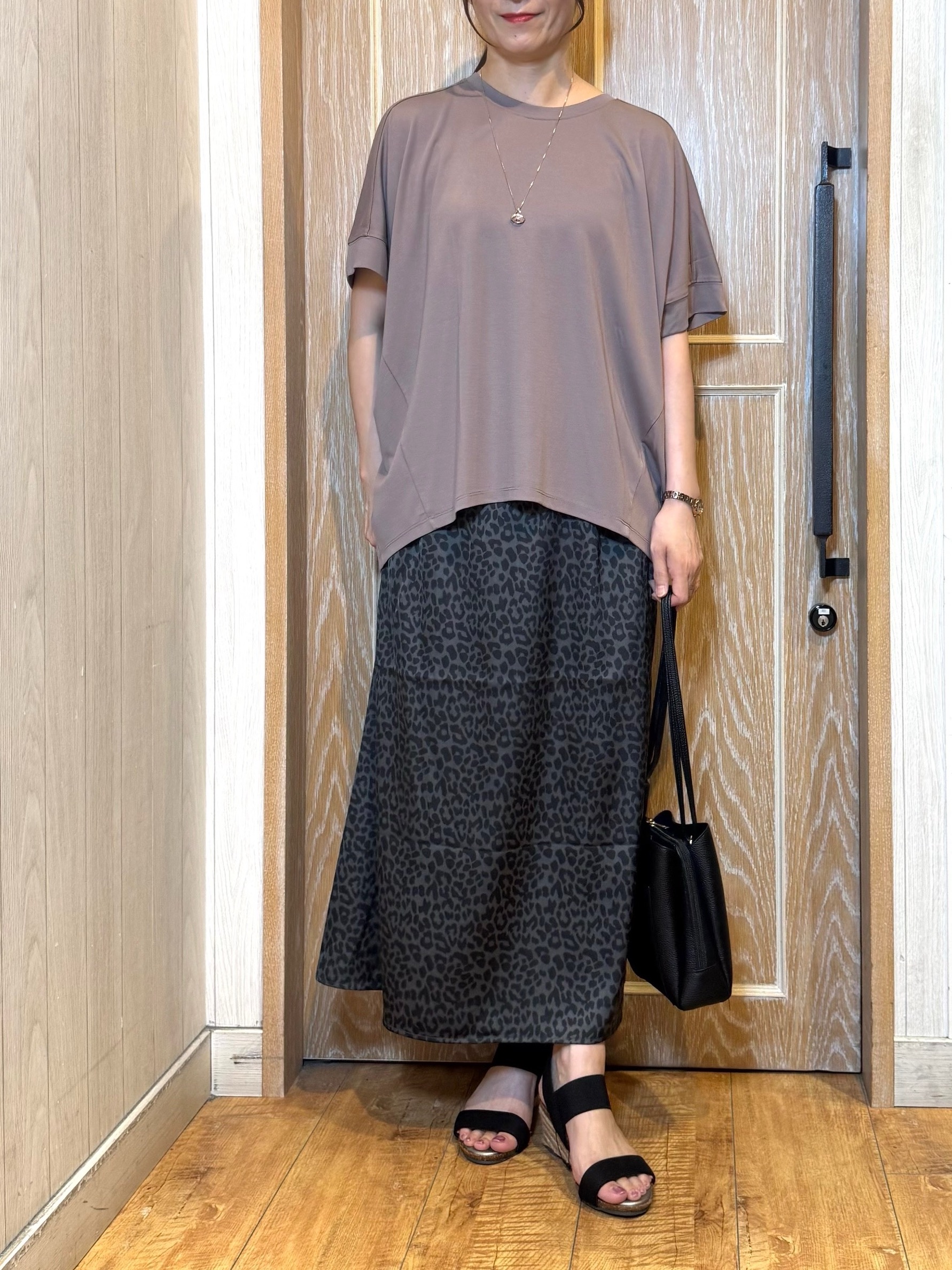 KAORIさんの「SHOO･LA･RUE｜【ひんやり/UV/S-LL/体型カバー】ゆるっとインせず決まる ひやとろドルマンTシャツ」を使ったコーディネート