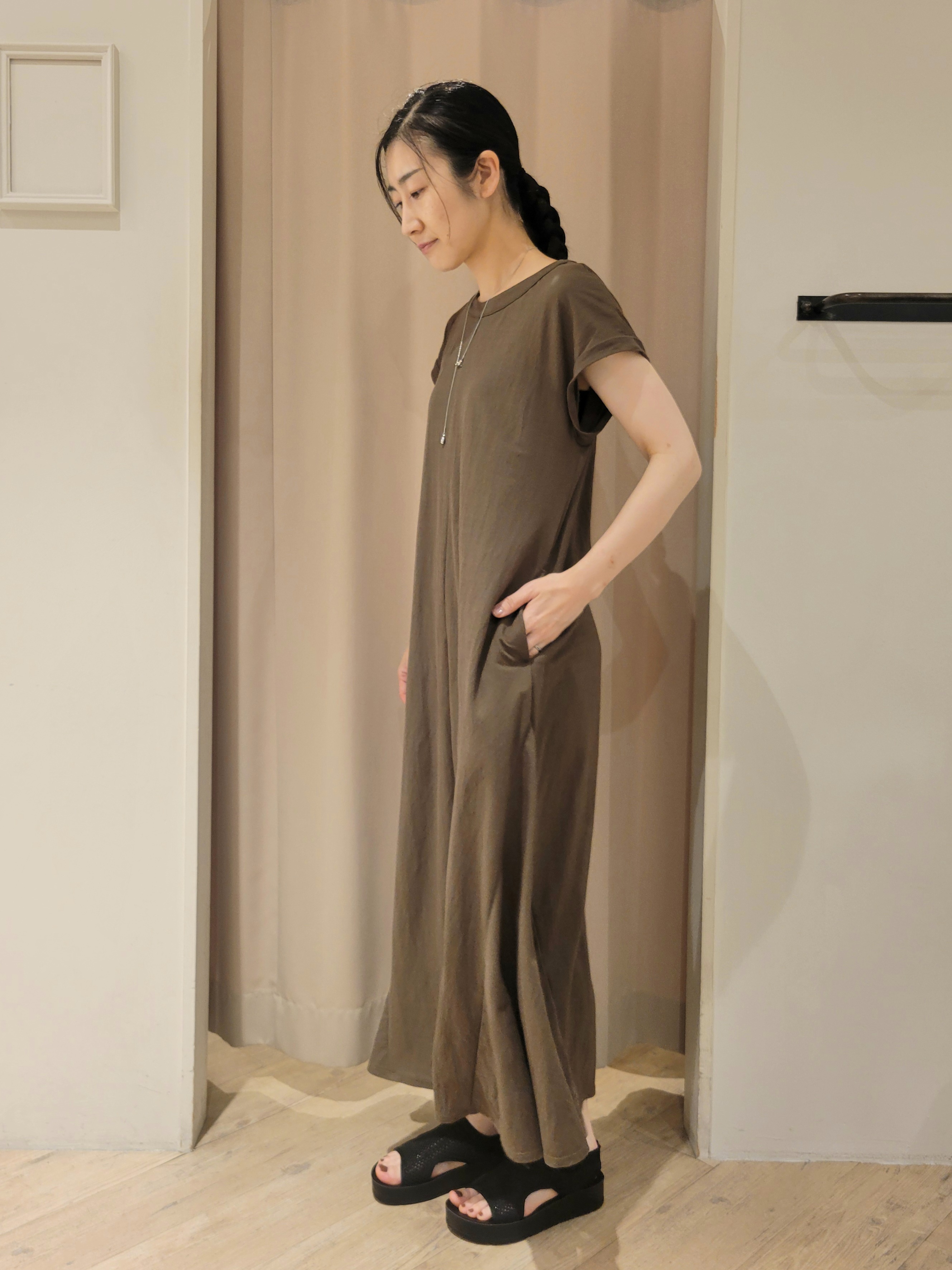 いそさんの「grove｜【低身長さんも選べる着丈】モクロディフレンチワンピース」を使ったコーディネート