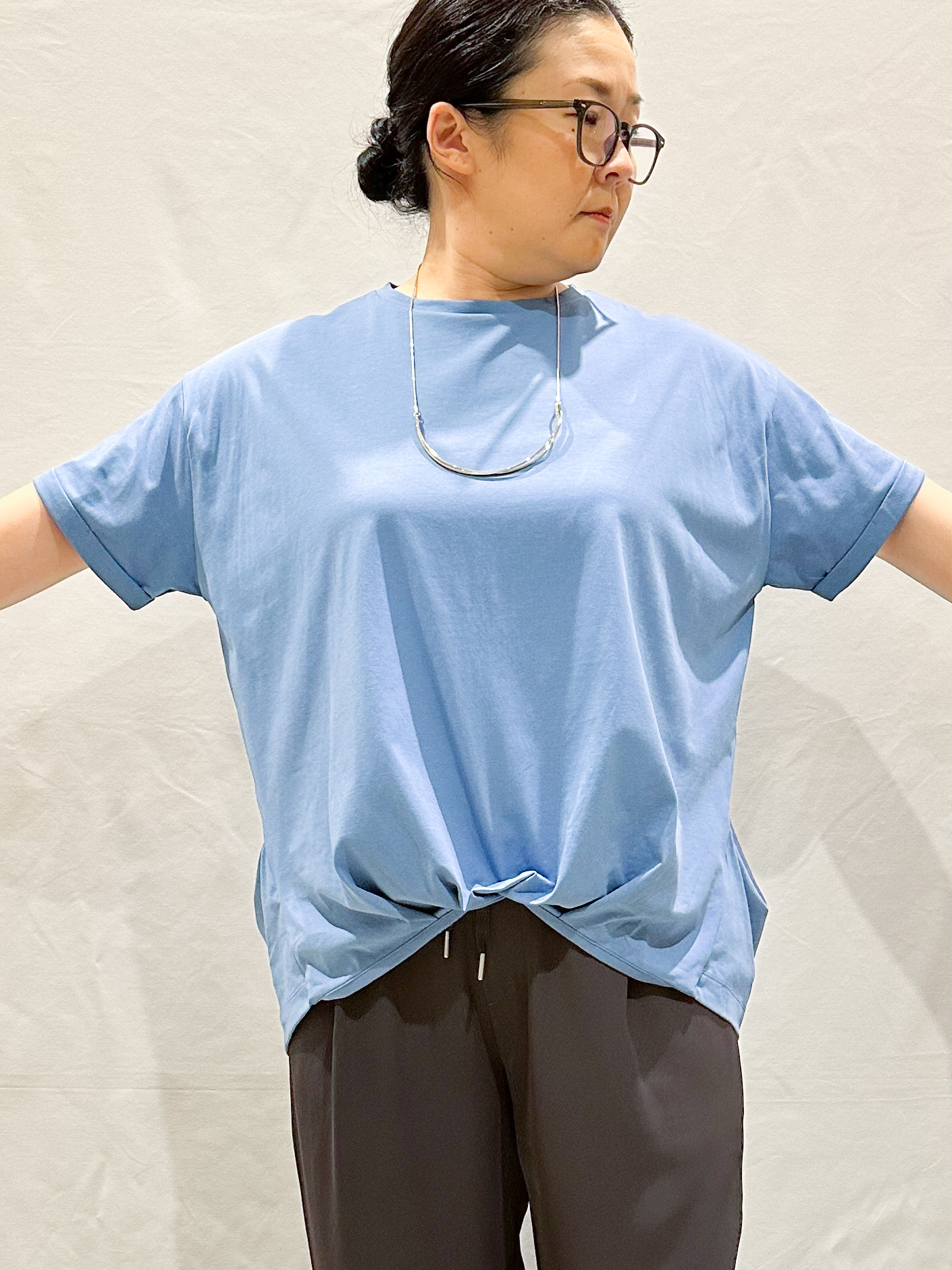 umeさんの「SHOO･LA･RUE｜【体型カバー/S-LL/洗濯機可】インせず決まる フロントタックデザインTシャツ」を使ったコーディネート