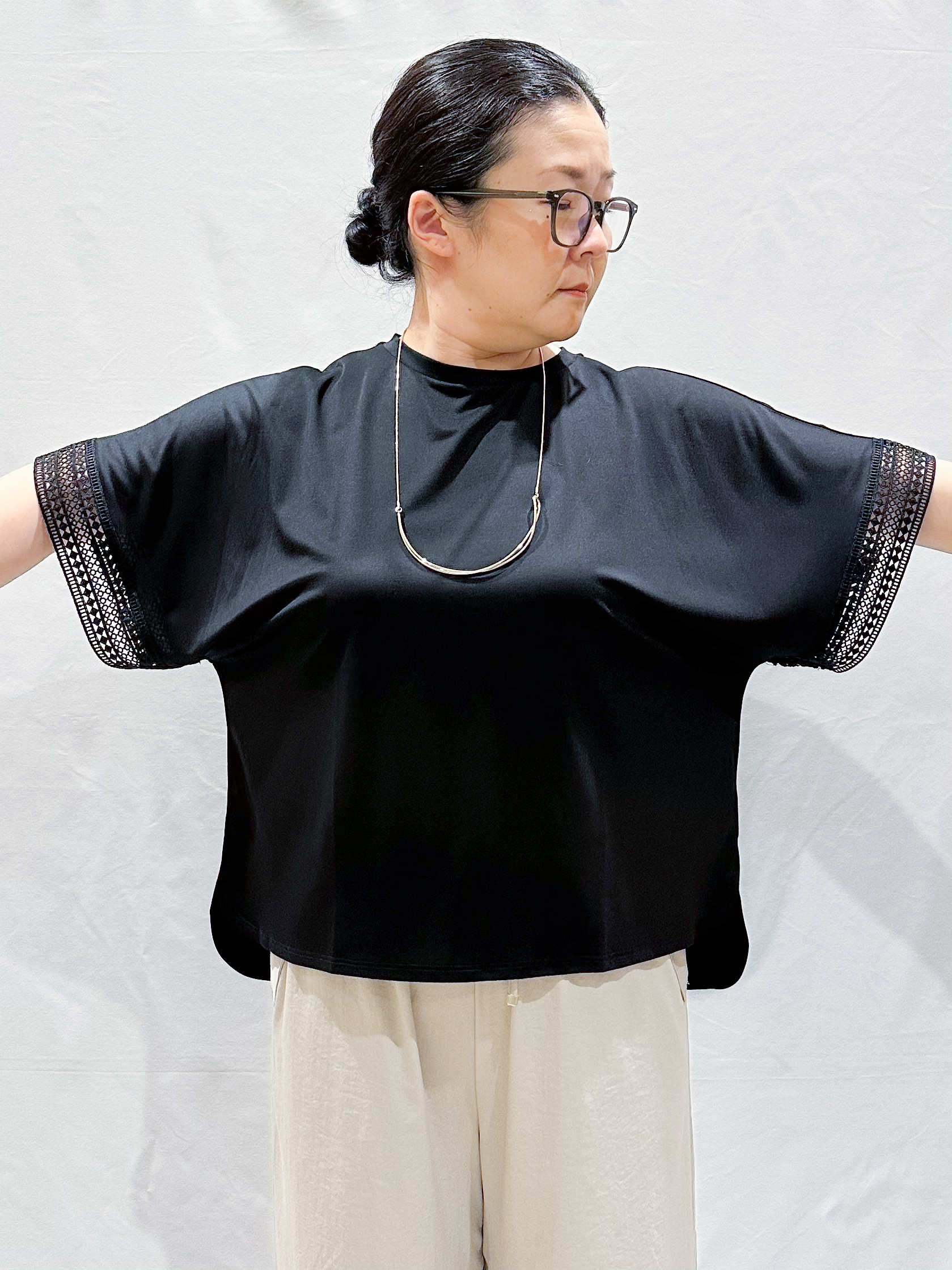umeさんの「SHOO･LA･RUE｜【UV/洗濯機可/体型カバー】ヒップ周りが隠せる お袖レースTシャツ」を使ったコーディネート