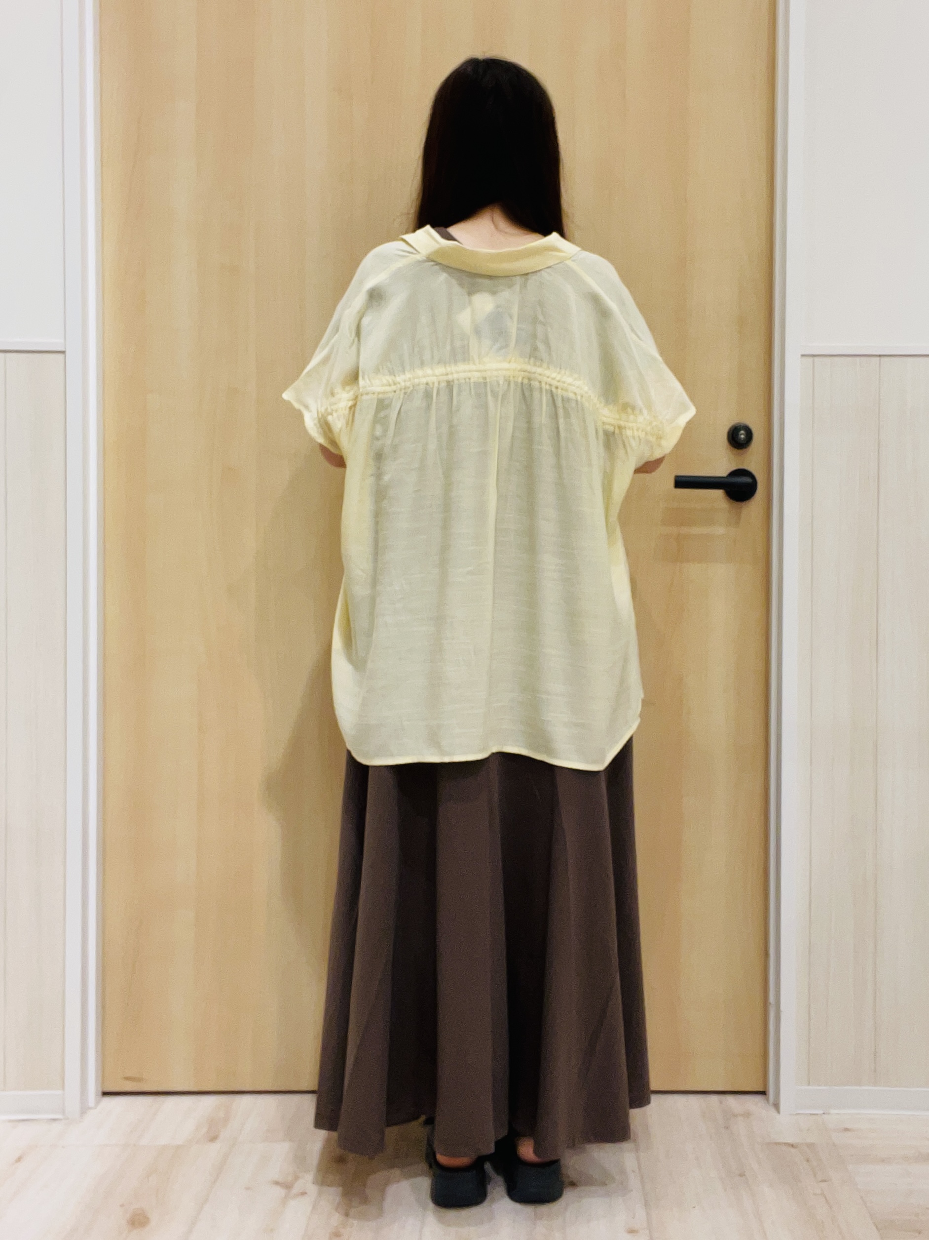 minamiさんの「SHOO･LA･RUE｜【UV/洗濯機可】ほんのりシアーで上品な バックギャザーブラウス」を使ったコーディネート